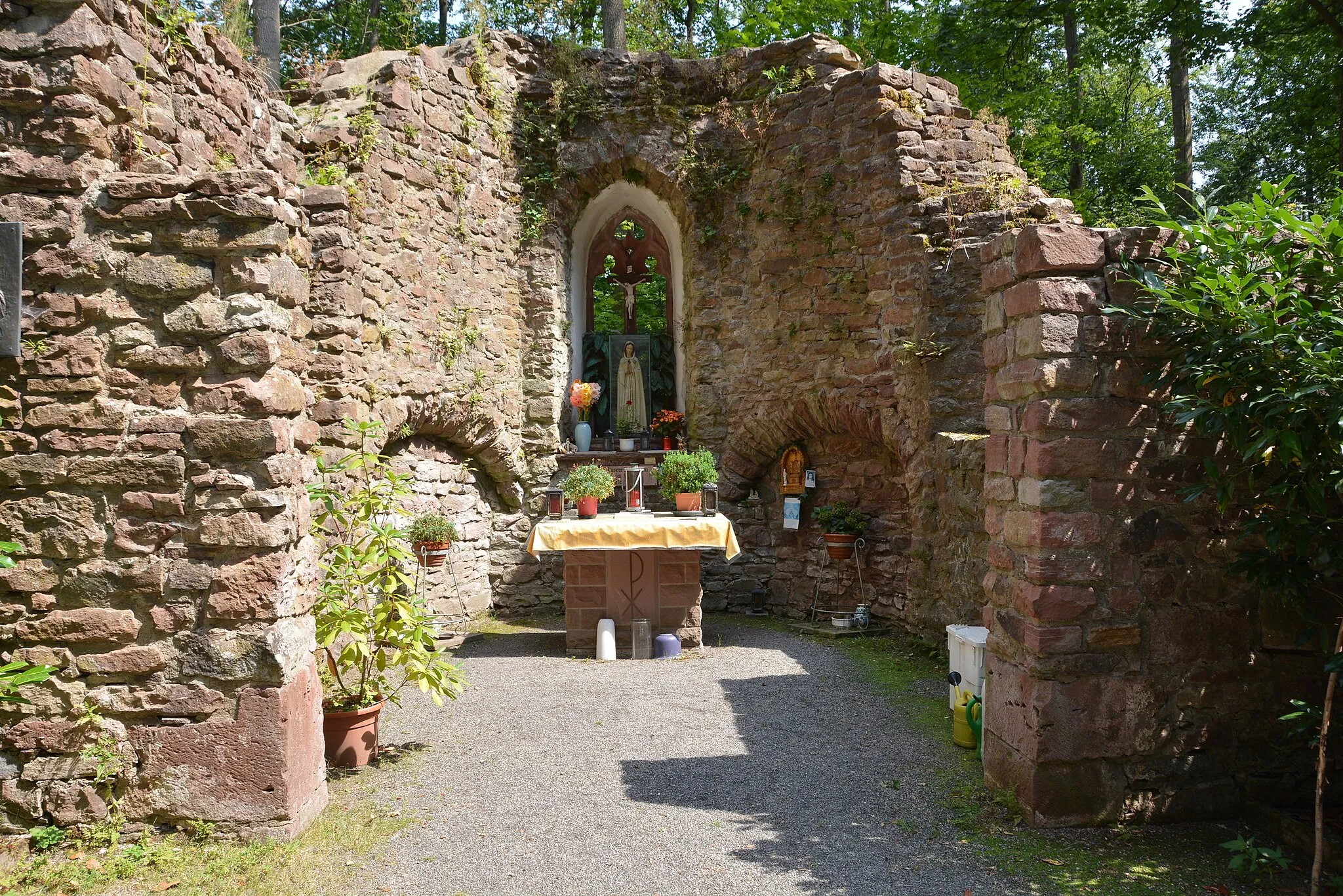 Photo showing: Kappel near Dornberg (Hardheim), Germany, ruin of a hermit chapel from 14th century, abandoned 1791, sanctuary