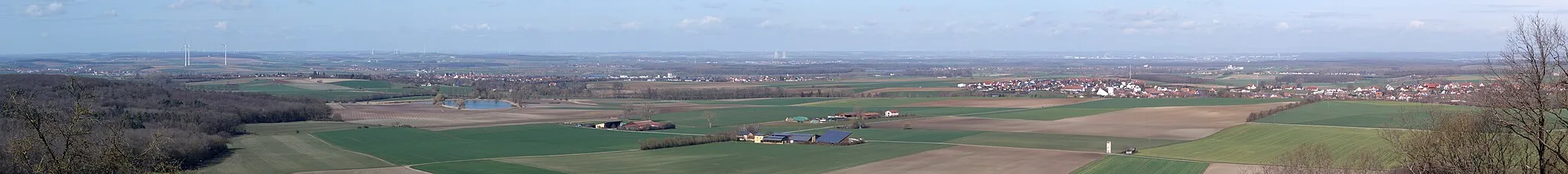 Photo showing: A panorama of the southeast of the district of Schweinfurt photographed from the Klinik am Steigerwald. On the right one can see the town of Dingolshausen and in the center, beyond the small lake, the town of Gerolzhofen can be seen. In the center background the nuclear power plant Grafenrheinfeld is visible and in the right the city of Schweinfurt can be seen.