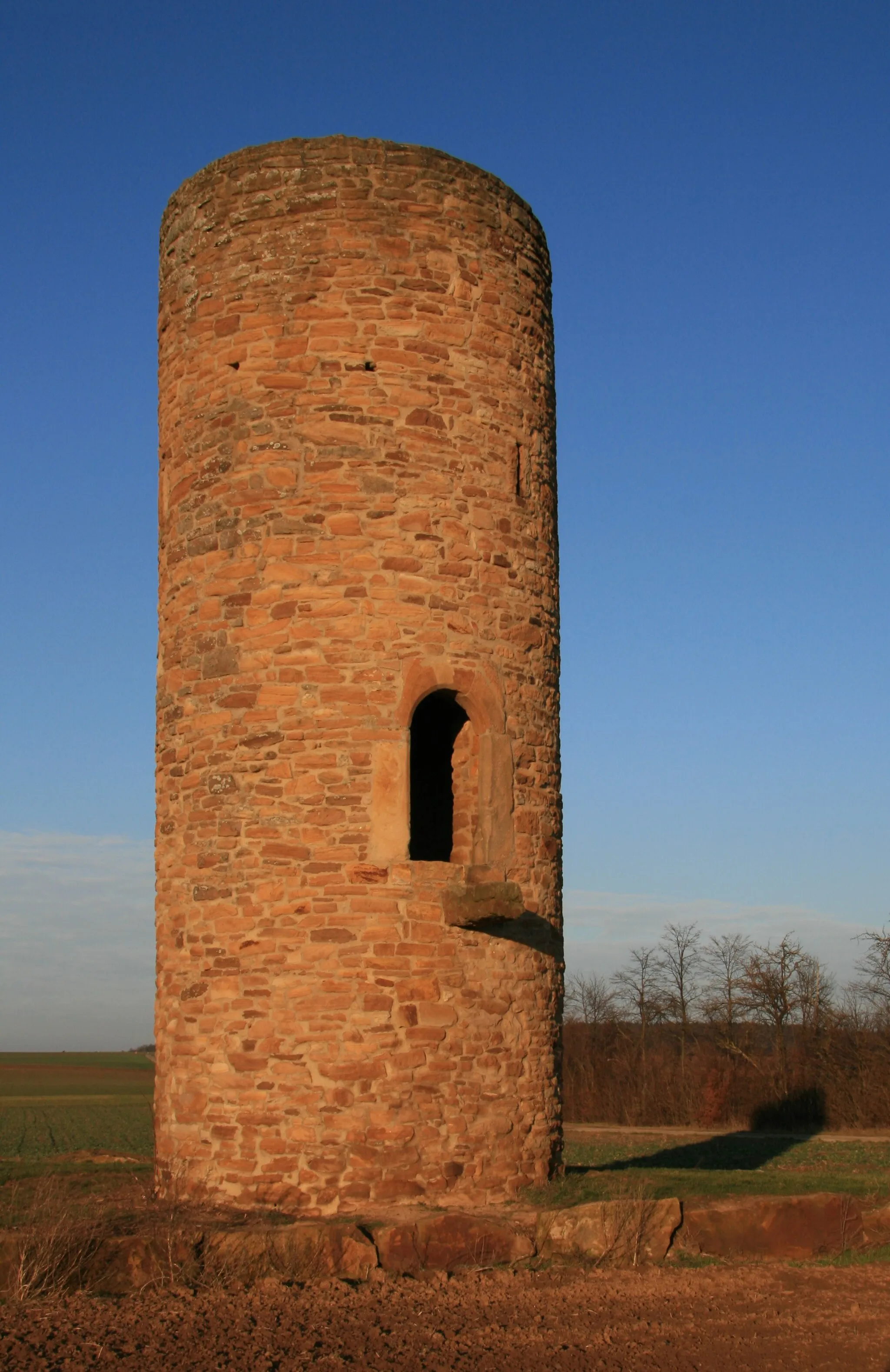 Photo showing: Wartturm "Weißer Turm" in Wülfershausen an der Saale in der winterlichen Abendsonne