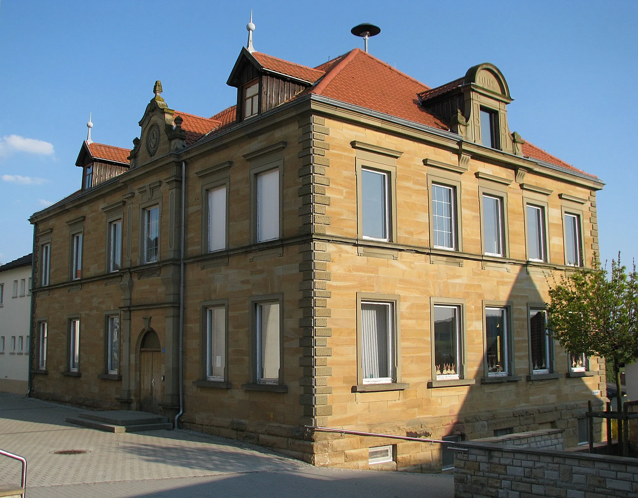 Photo showing: Schulhaus in Wülfershausen an der Saale, 1902