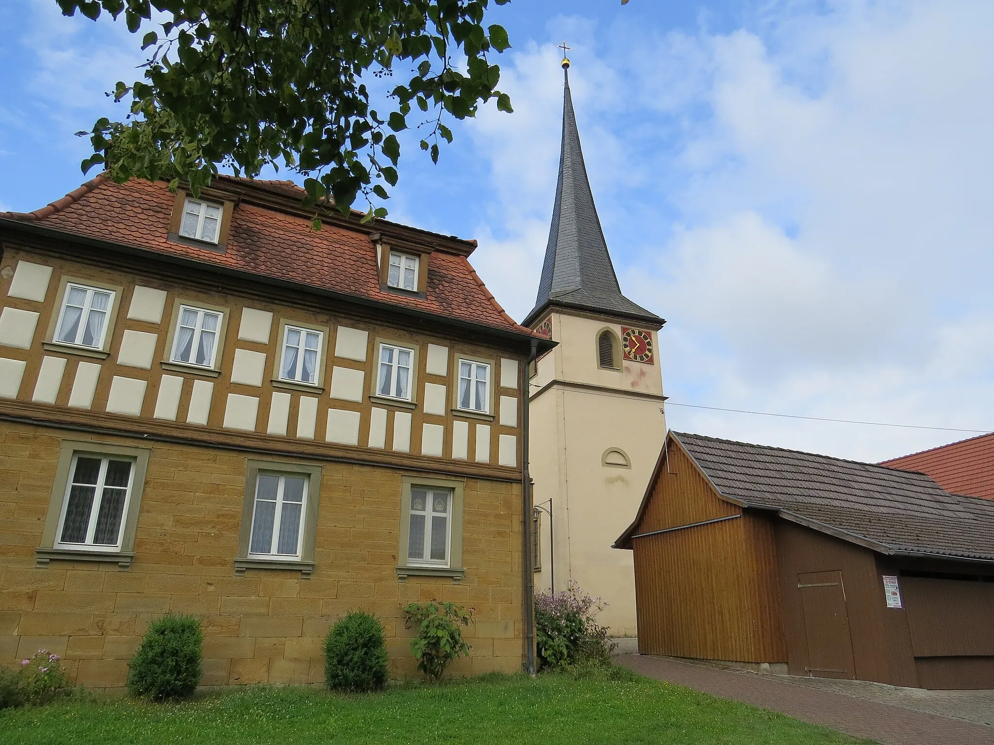 Photo showing: Pfarrhaus und Kirche in Kerbfeld, Aidhausen