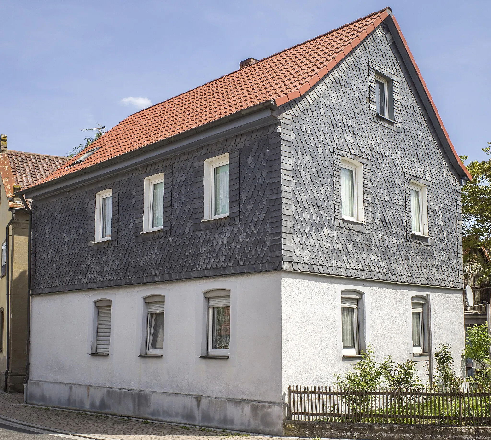 Photo showing: Ehemalige jüdische Schule und Lehrerwohnhaus, jetzt Wohnhaus, zweigeschossiger traufständiger Satteldachbau, Fachwerkobergeschoss verschiefert, 18./19. Jahrhundert