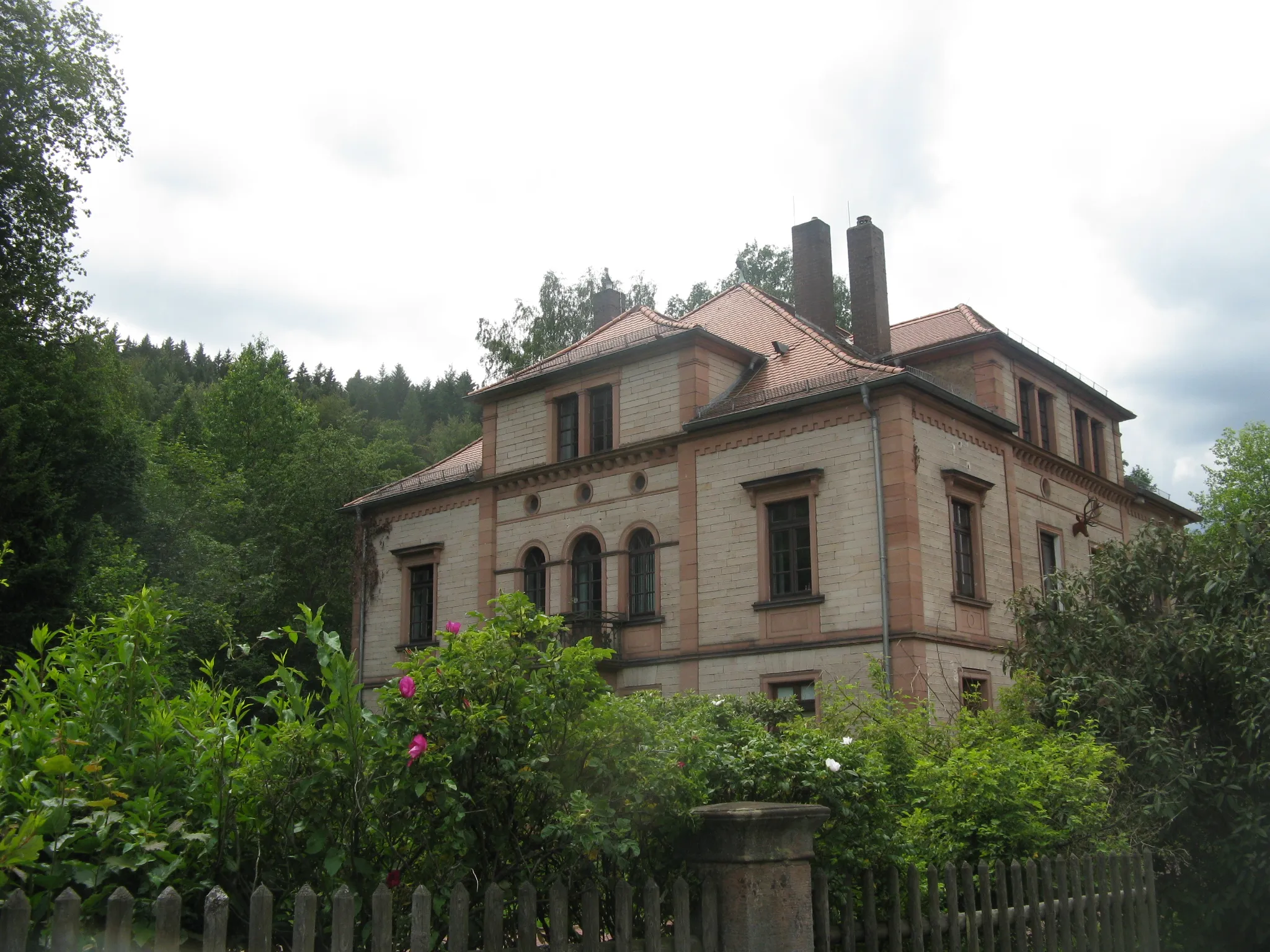 Photo showing: Heigenbrücken (Bavarian Spessart/Germany), residence of quarry owner Daniel Heiter (1854)