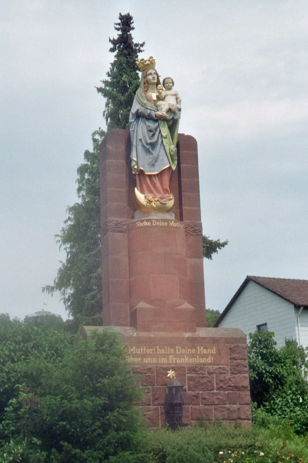 Photo showing: Statue of Holy Mary located at the "Sinnberg", a hill in the the German spa town of Bad Kissingen in Lower Franconia, Bavaria.