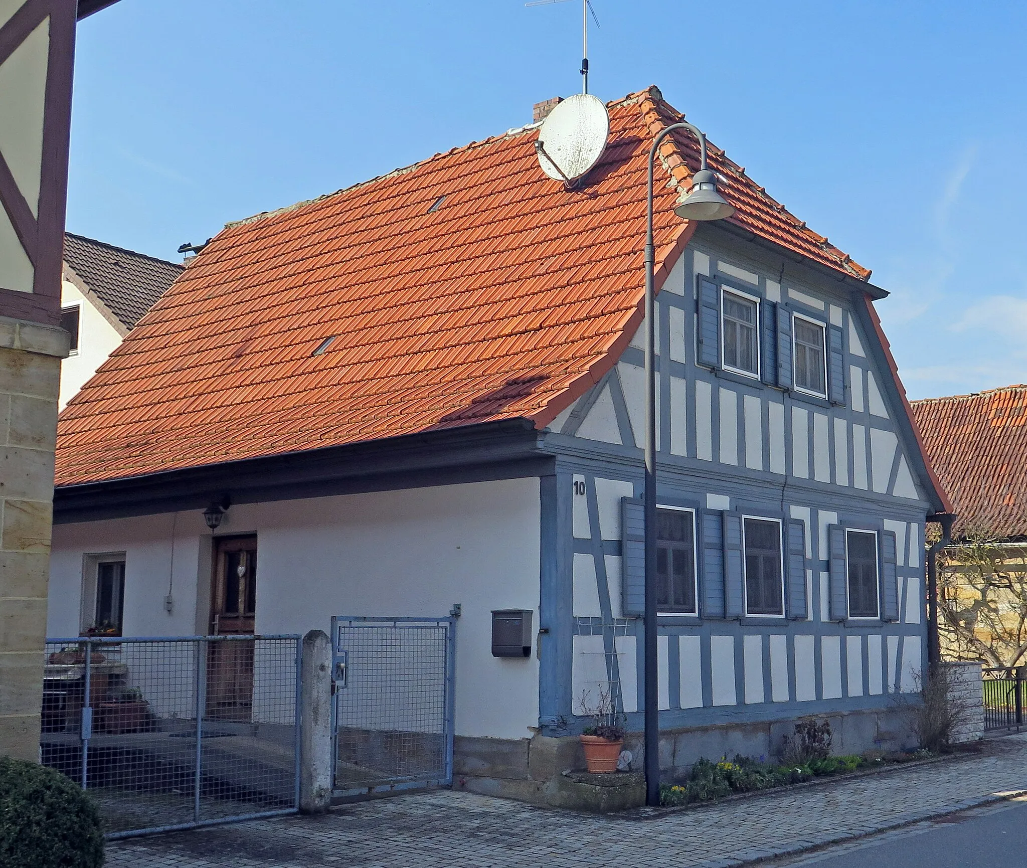 Photo showing: Eingeschossiges und giebelständiges Fachwerkhaus mit Halbwalmdach, Fachwerk, 18./19. Jahrhundert