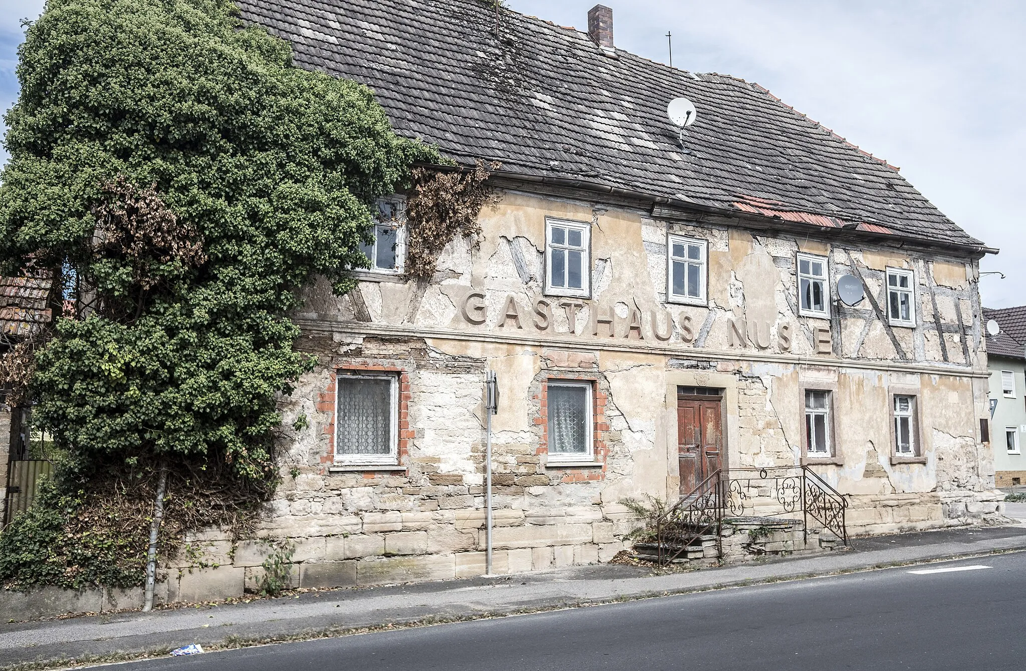 Photo showing: Ehemaliges Gasthaus, zweigeschossiger Halbwalmdachbau mit verputztem Fachwerkobergeschoss, um 1800