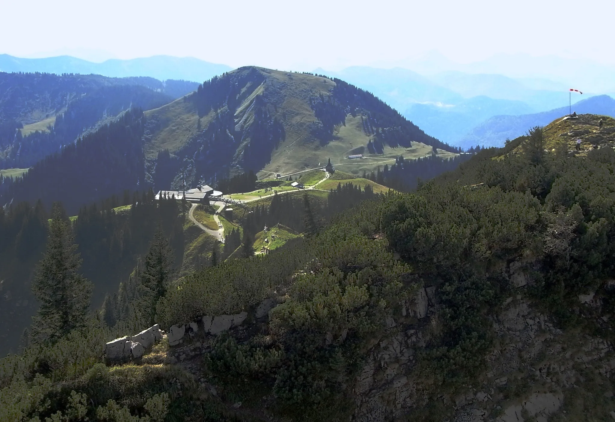Photo showing: Setzberg und Bergstation der Wallbergbahn, vom Gipfel des Wallbergs aus gesehen.