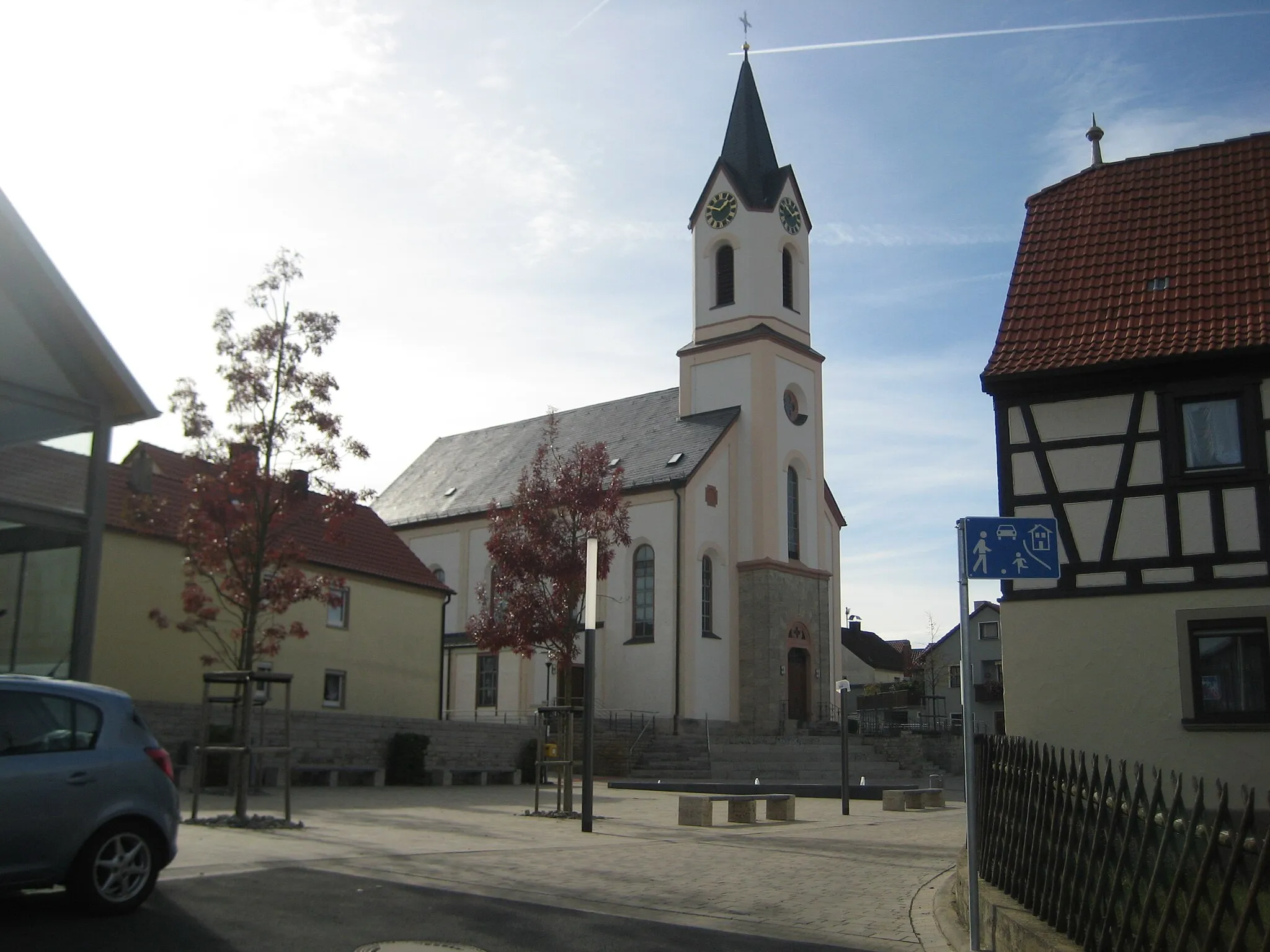 Photo showing: Katholische Pfarrkirche St. Bartholomäus mit Dorfplatz. Erbaut 1872.