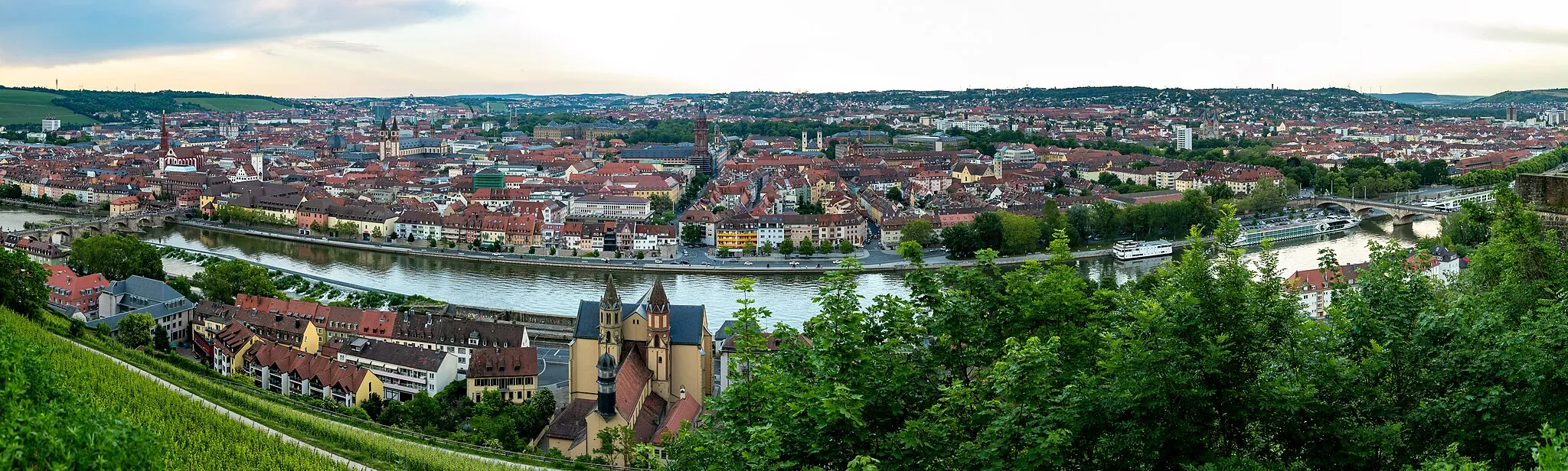 Photo showing: The panoramic shot of Wuerzburg historical centre with old bridge over Main and churches clearly seen. The picture was taken from the Marienberg hill.