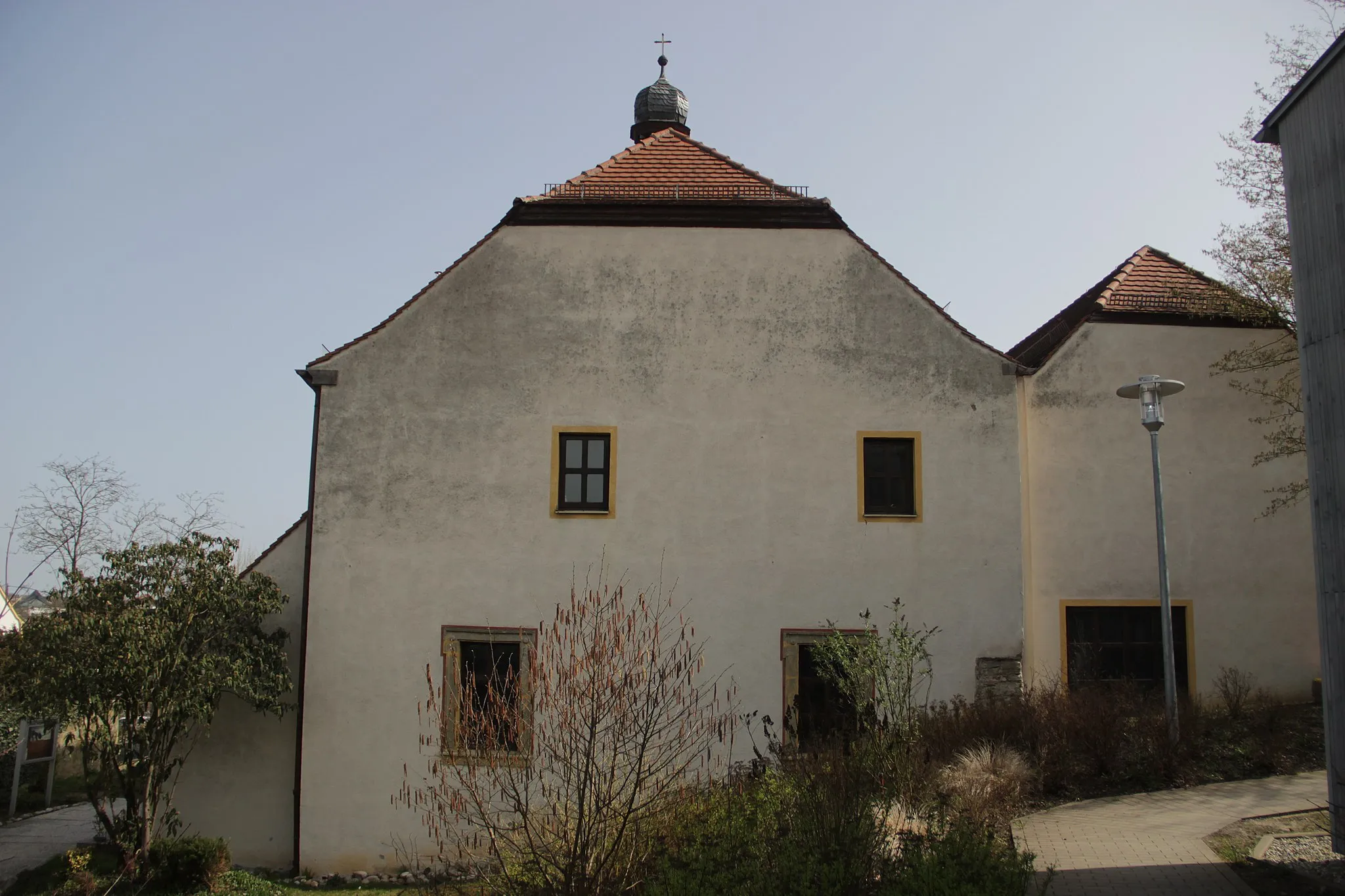 Photo showing: Ehemals Synagoge, seit 1951 evang.-luth. Pfarrkirche Sankt Matthäus, tonnengewölbter Massivbau mit Halbwalmdach, Dachreiter sowie geohrten Fensterrahmungen, 1721, mit Ausstattung