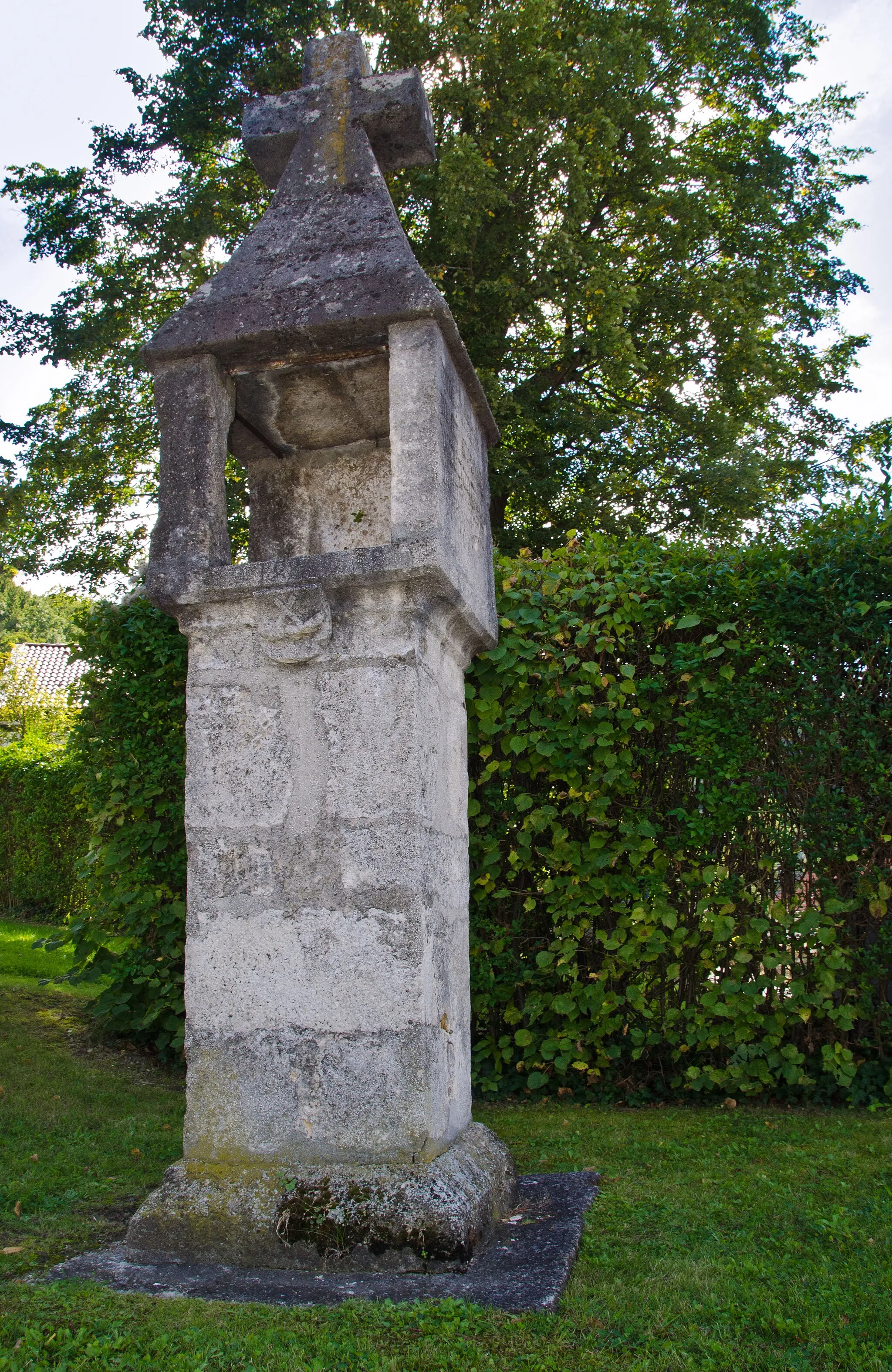 Photo showing: Bildstock – Wolfgang Teufel-Säule. Errichtet von Wolfgang Teufel in seinem ersten Jahr als Pfleger von Pitten 1481 mit seinem Wappen, ein Schild mit Jagdhorn.[1]