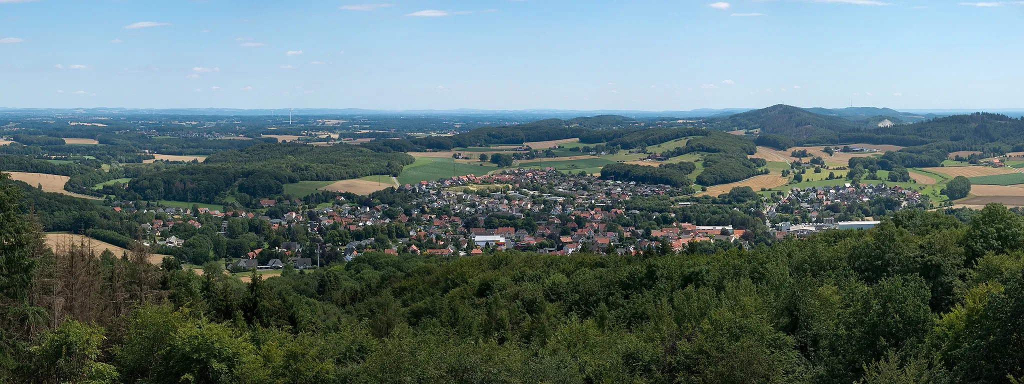 Photo showing: View from the lookout-tower Luisenturm on the Johannisegge to Borgholzhausen, Lippe uplands and Teutoburg Forest