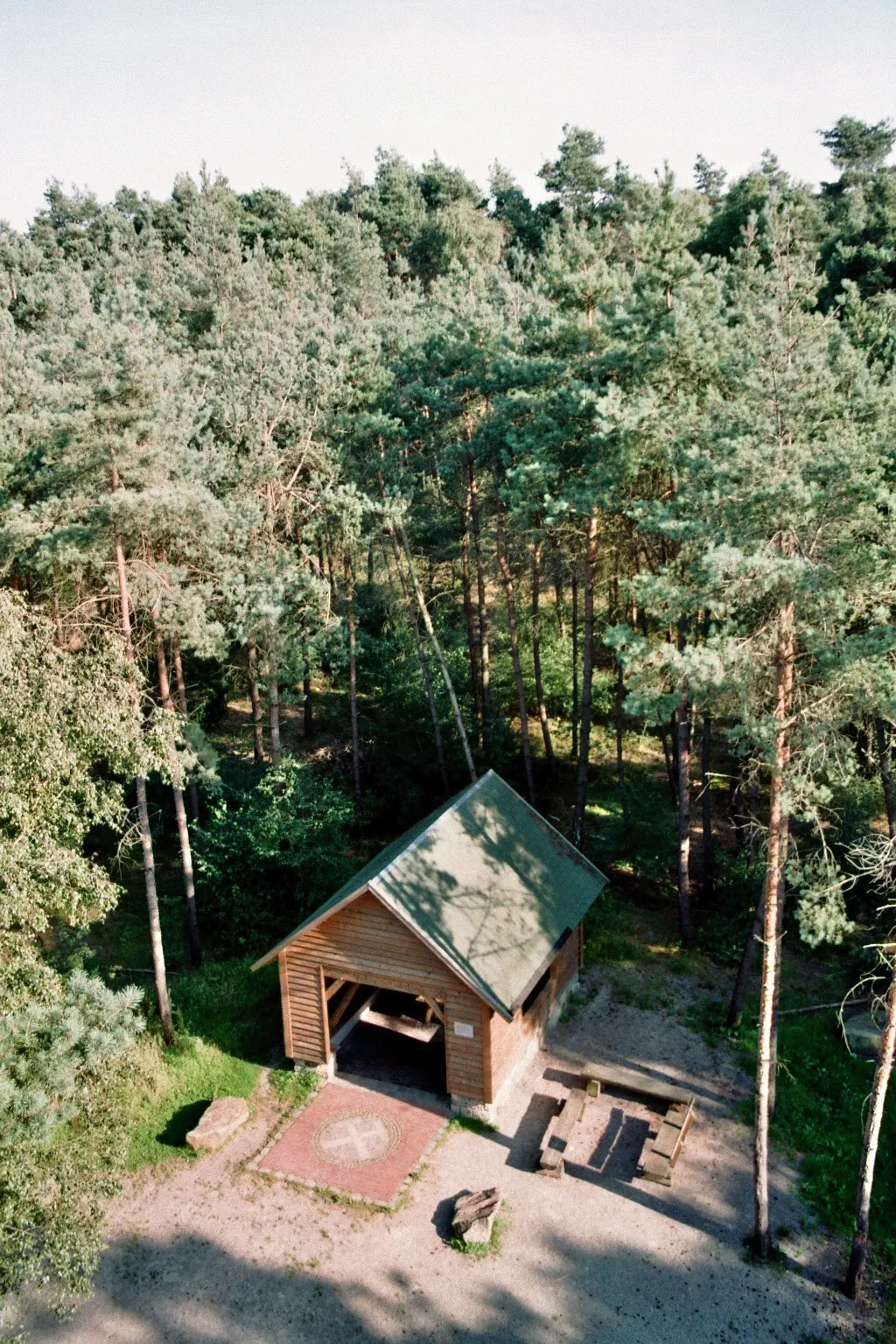 Photo showing: Blick vom Buchholzer Förderturm, Aussichtsturm im Buchholzer Forst, hinunter auf die Buchholzer Hütte in unmittelbarer Nachbarschaft; Recke-Steinbeck, Kreis Steinfurt, Nordrhein-Westfalen, Deutschland.