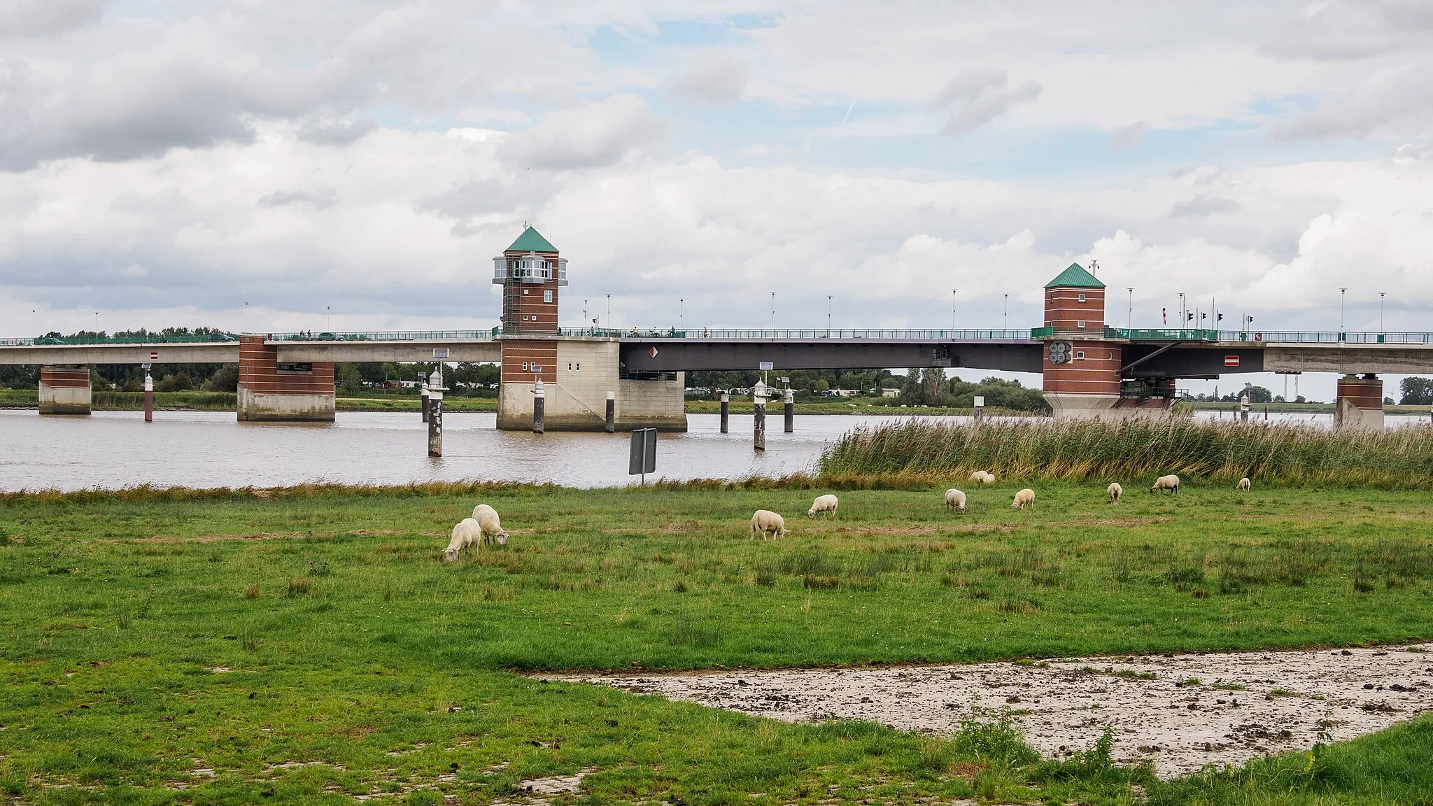 Photo showing: Leer (Ostfriesland): Jann-Berghaus-Brücke über die Ems, Ansicht von Süden.