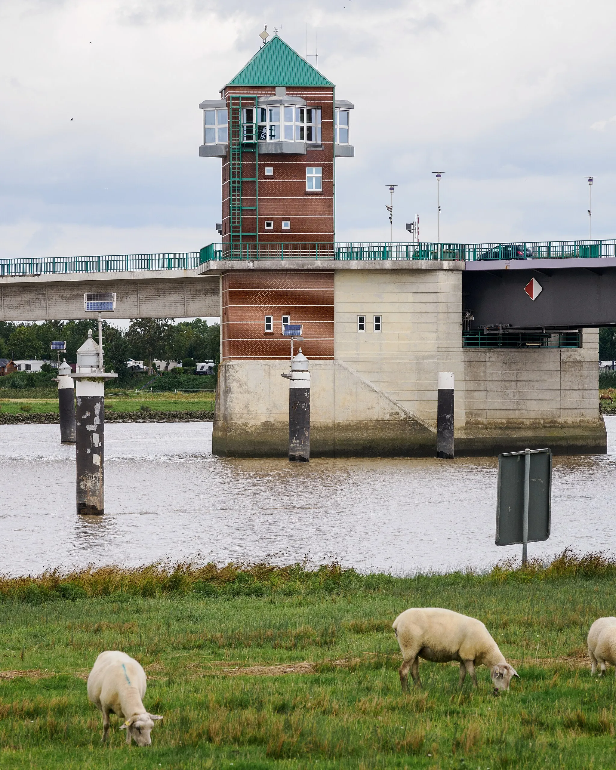 Photo showing: Leer/East Frisia: Service building/bridge keeper's house of the Jann Berghaus Bridge over the Ems