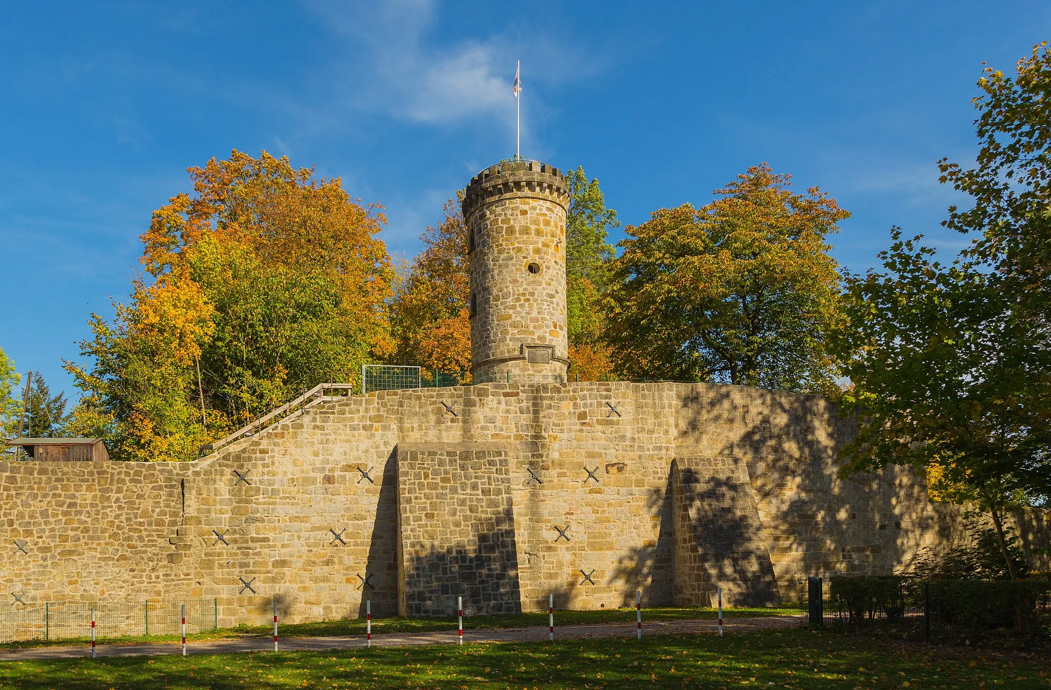Photo showing: Wier Tower (Wierturm) on top of the ruin of Tecklenburg Castle (Burg Tecklenburg) in Tecklenburg, Kreis Steinfurt, North Rhine-Westphalia, Germany.