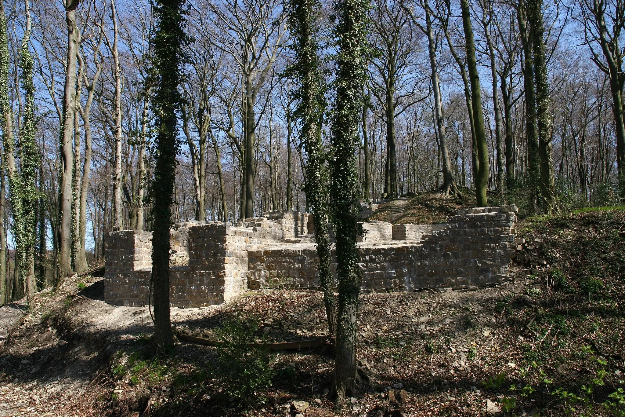 Photo showing: Holte: reconstructed walls of the Holter Burg
