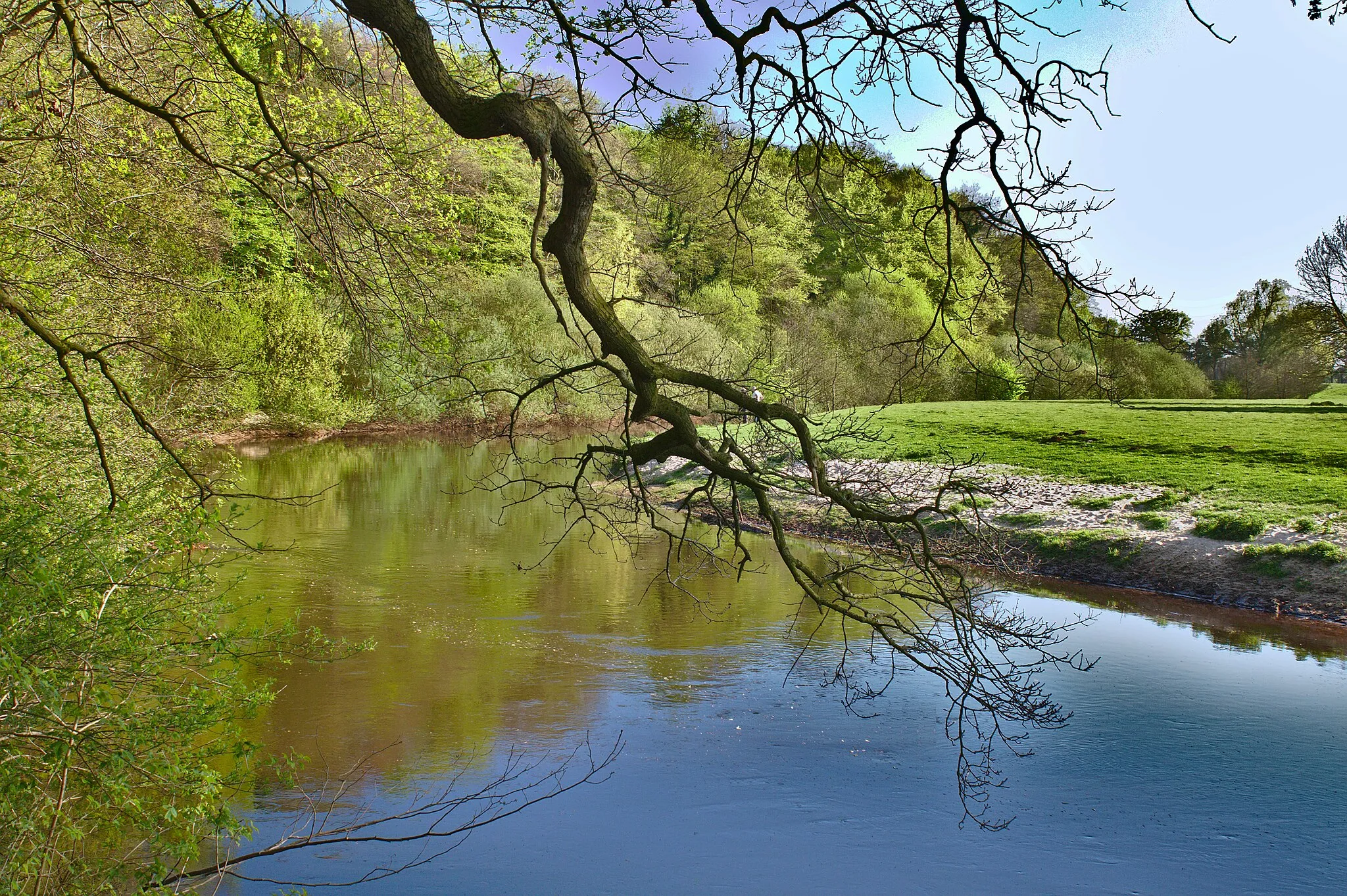 Photo showing: Bend of the Hunte river just above the north-western end of the Barneführerholz forest (left) in Sandkrug, Hatten municipality, Germany.