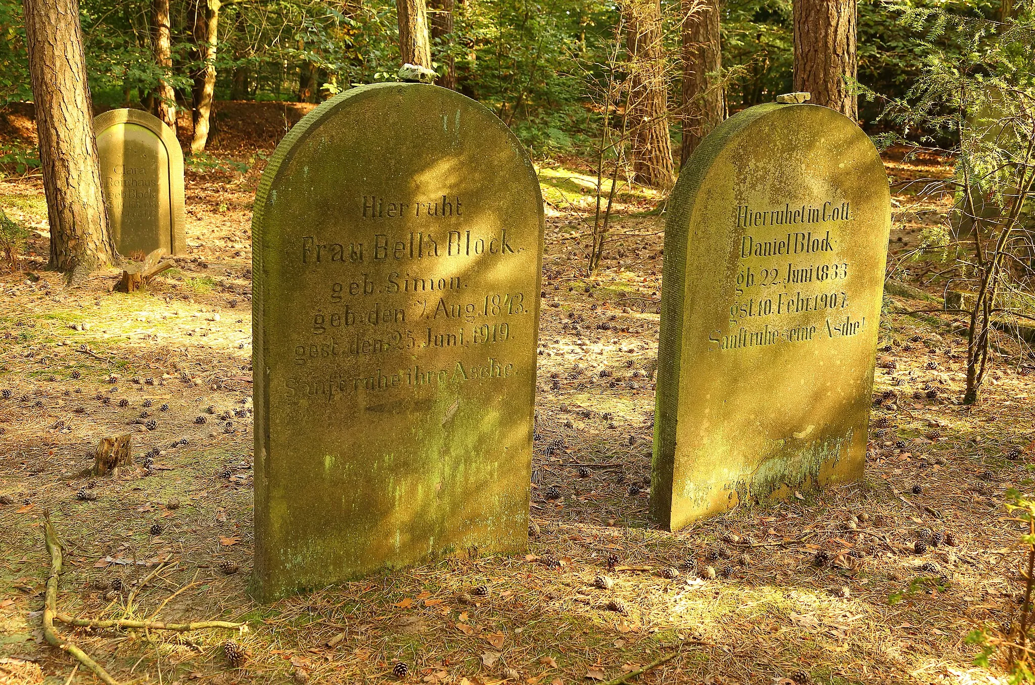 Photo showing: Graves of Bella Block née Simon (1843-1919) and Daniel Block (1833-1907) in the Jewish Cemetery in Westerkappeln, Kreis Steinfurt, North Rhine-Westphalia, Germany.