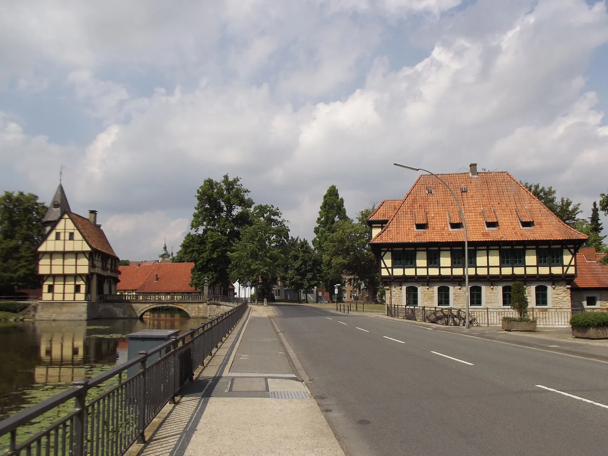 Photo showing: The castle (Schloss) on the left and the mill belonging to the castle ("Schlossmühle") on the right#