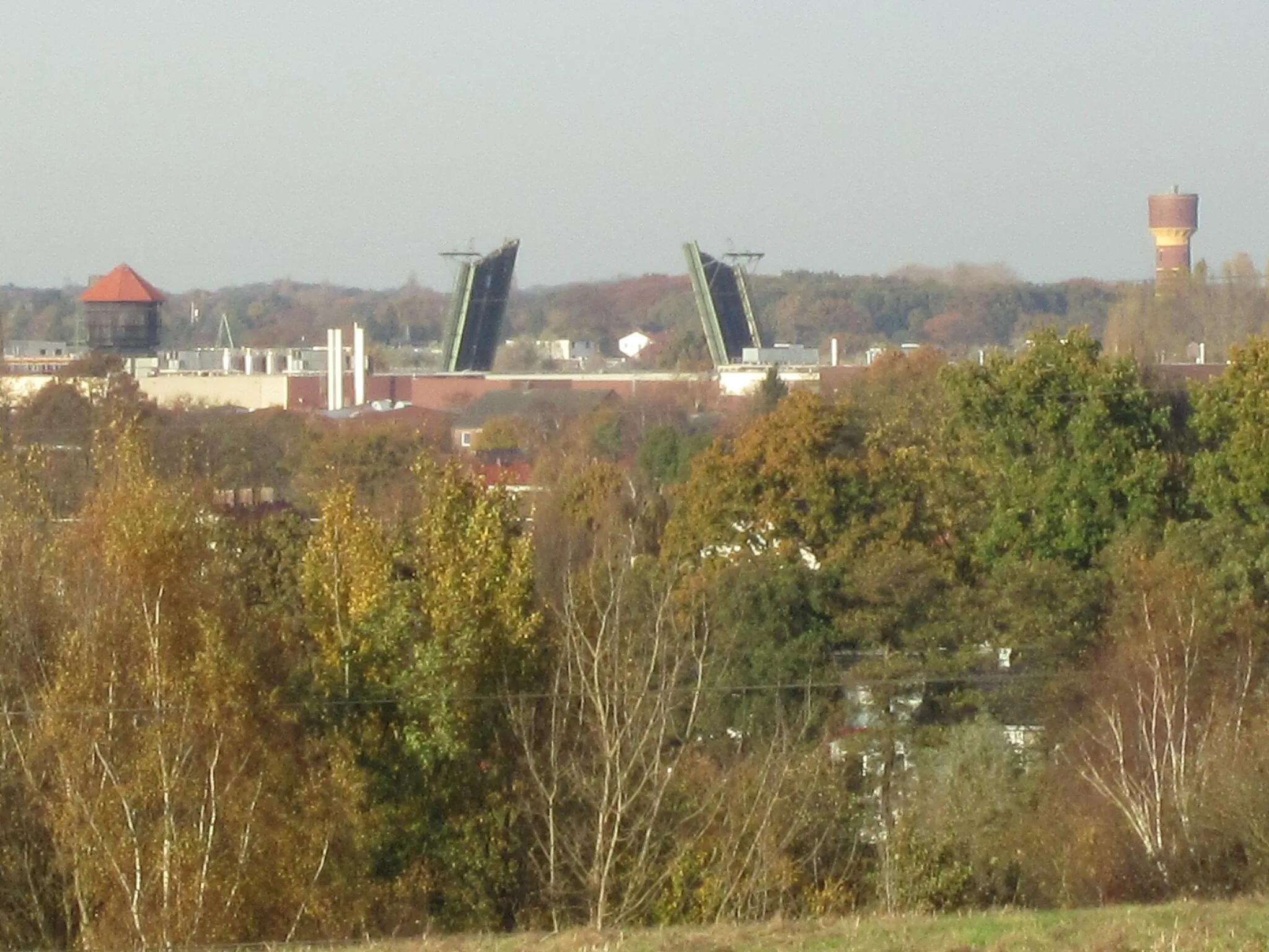 Photo showing: View to two water towers, the railway bridge over the Hunte and to Donnerschwee from the "Utkiek" (summit of a former garbage bing in Osternburg)