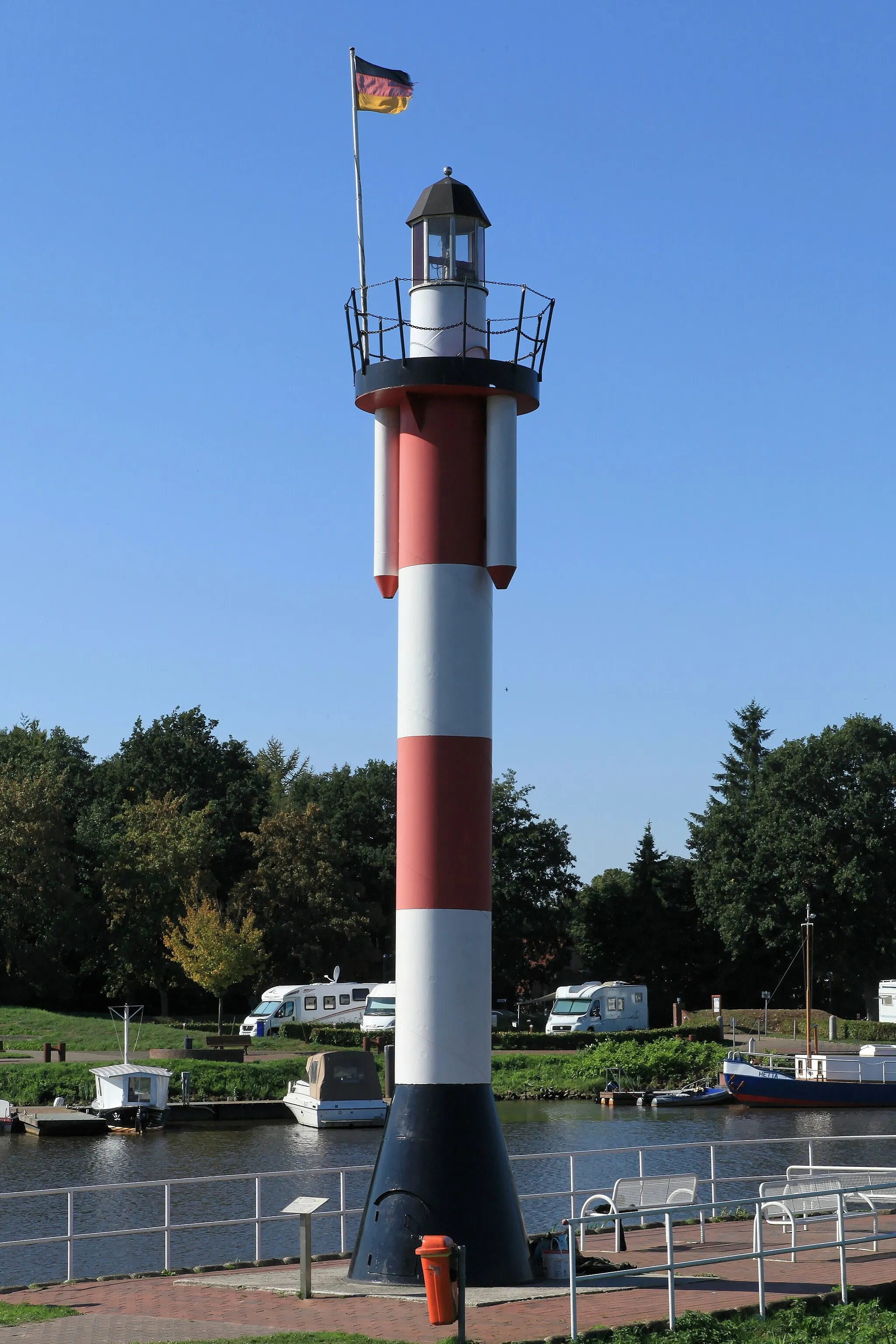 Photo showing: Blick von der Soeste-Hafenbrücke zum Leuchtturm, Bootshafen in Barßel