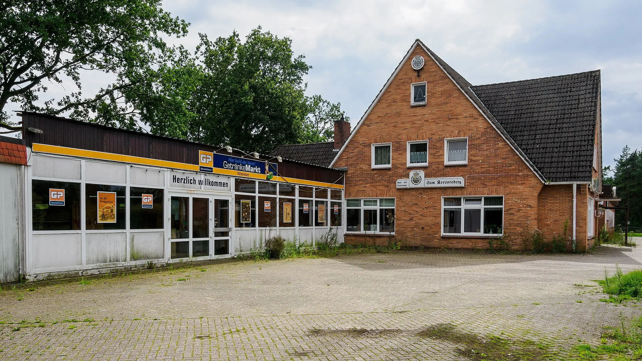 Photo showing: Die ehemalige Gaststätte "Zum Korsorsberg" nebst ehemaligem Getränkemarkt in Achternmeer (Gemeinde Wardenburg) steht leer. Die Gemeinde hat zwischenzeitlich die Liegenschaft erworben und befasst sich mit der Umnutzung.