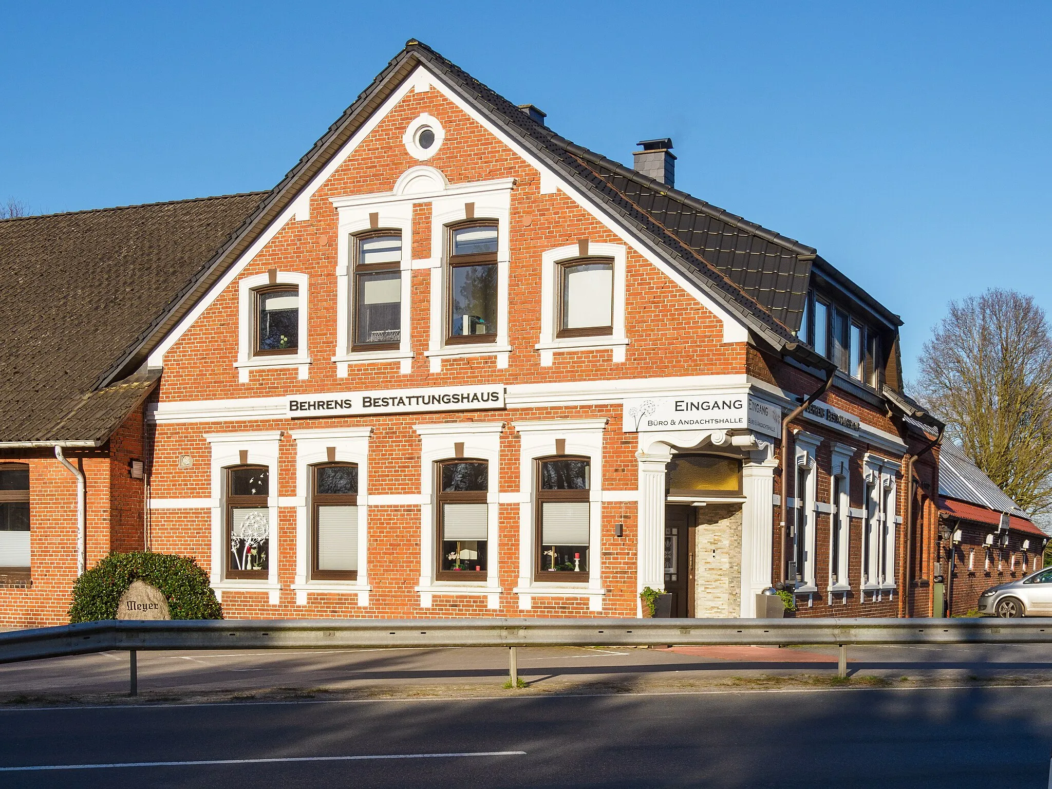 Photo showing: Symbolisch für das Sterben ländlich-dörflicher Gastronomie (oder Folge ländlichen Alkoholismus'? - man kann gleich bleiben...). In "Witte's Gasthof" hat jetzt ein Bestattungsunternehmen sein Domizil.