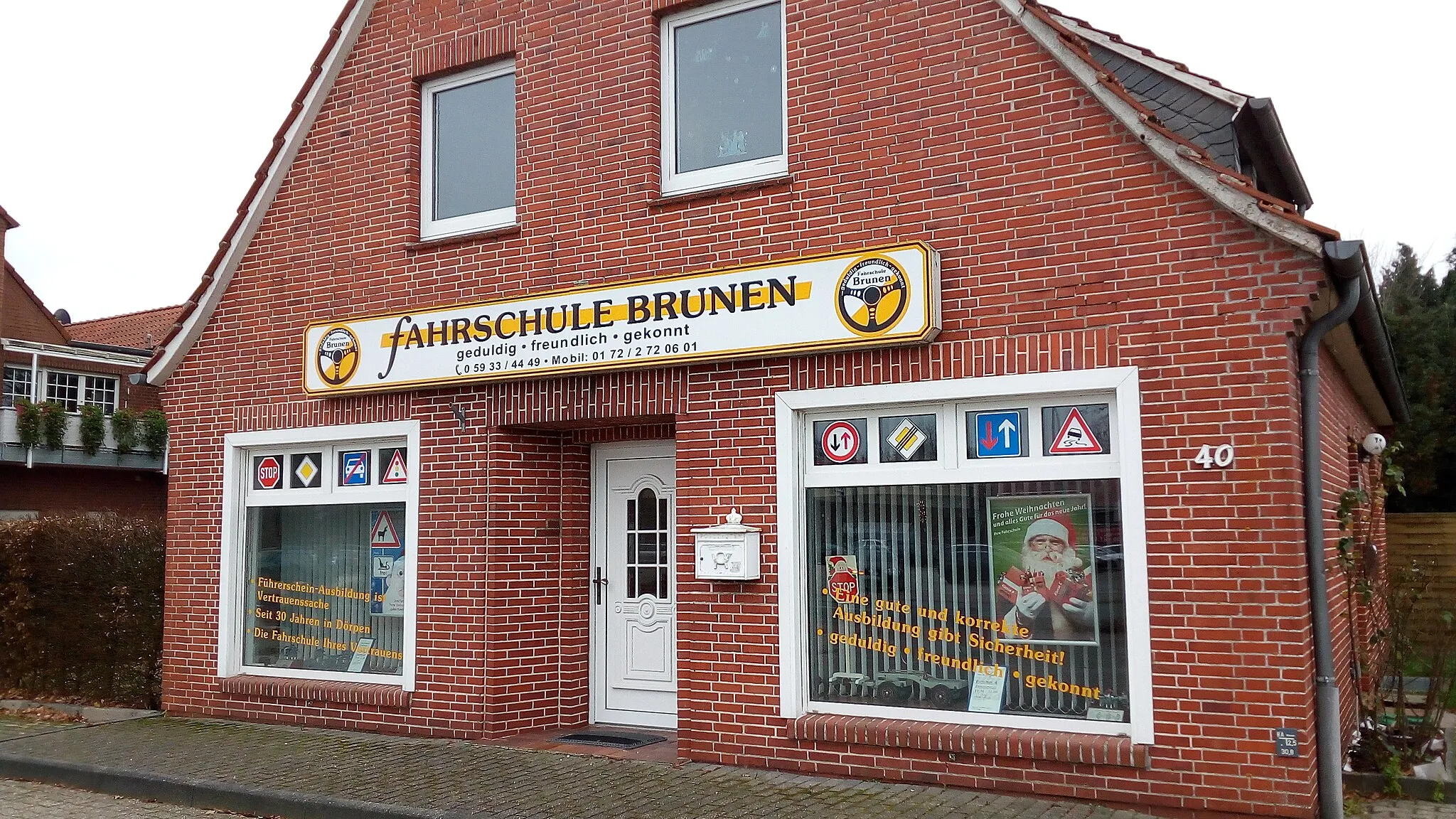 Photo showing: A small local driving school in the Low-Saxon village of Dörpen.