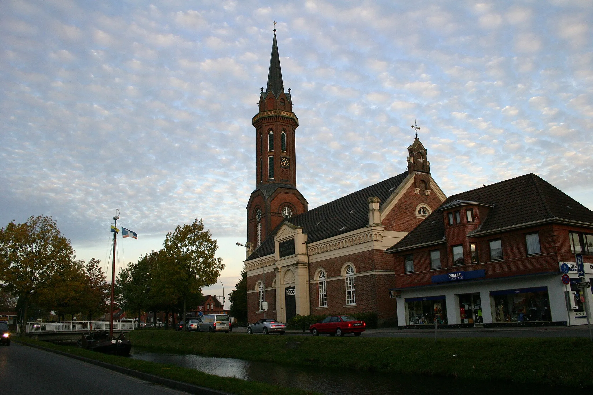 Photo showing: Church and canal in Westrhauderfehn (community of Rhauderfehn, district of Leer, East Frisia, Germany)