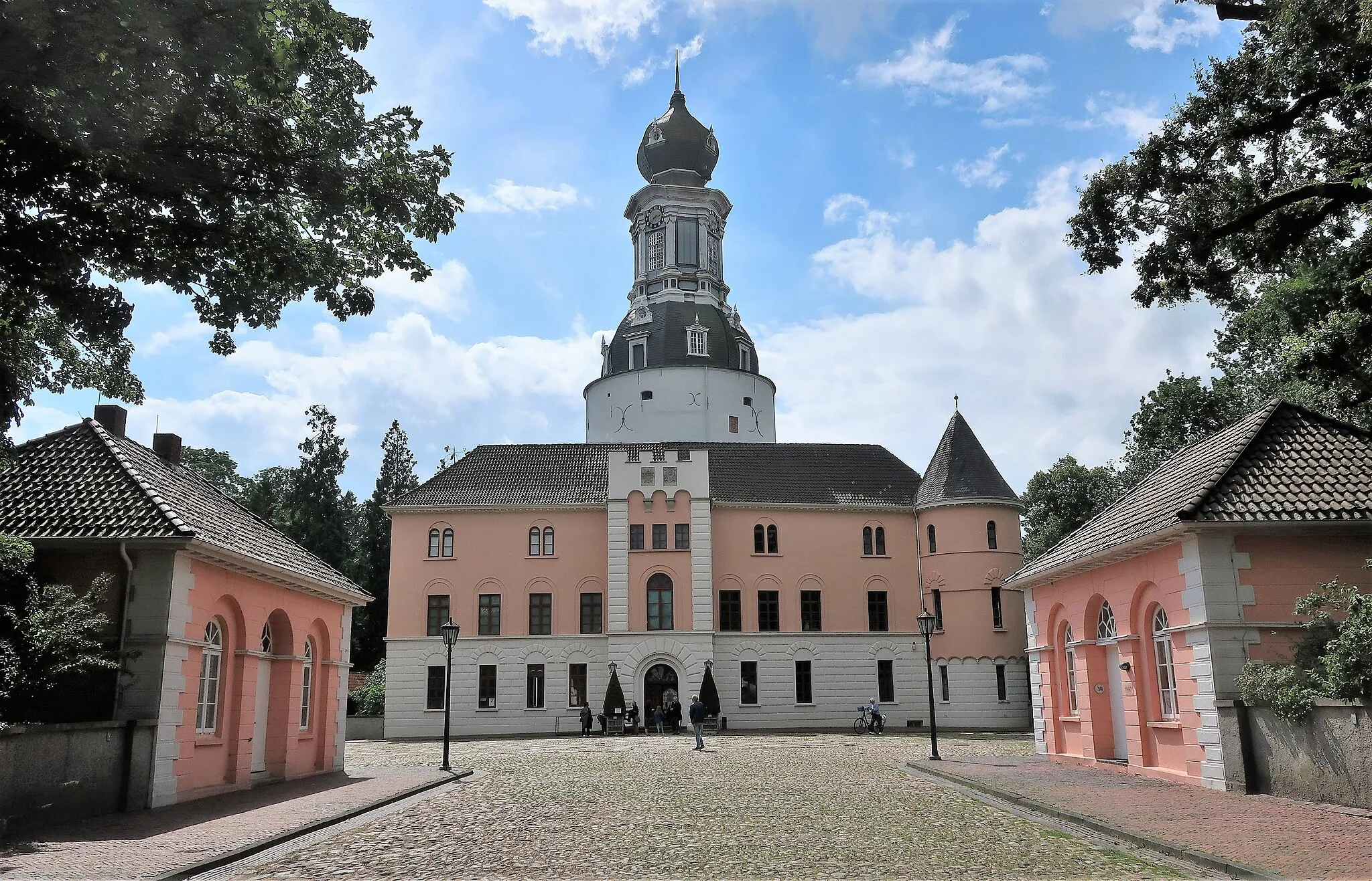 Photo showing: Blick auf Schloss Jever. Umgeben von einem idyllischen englischen Garten zählt Schloss Jever zu den schönsten Baudenkmälern in Norddeutschland.