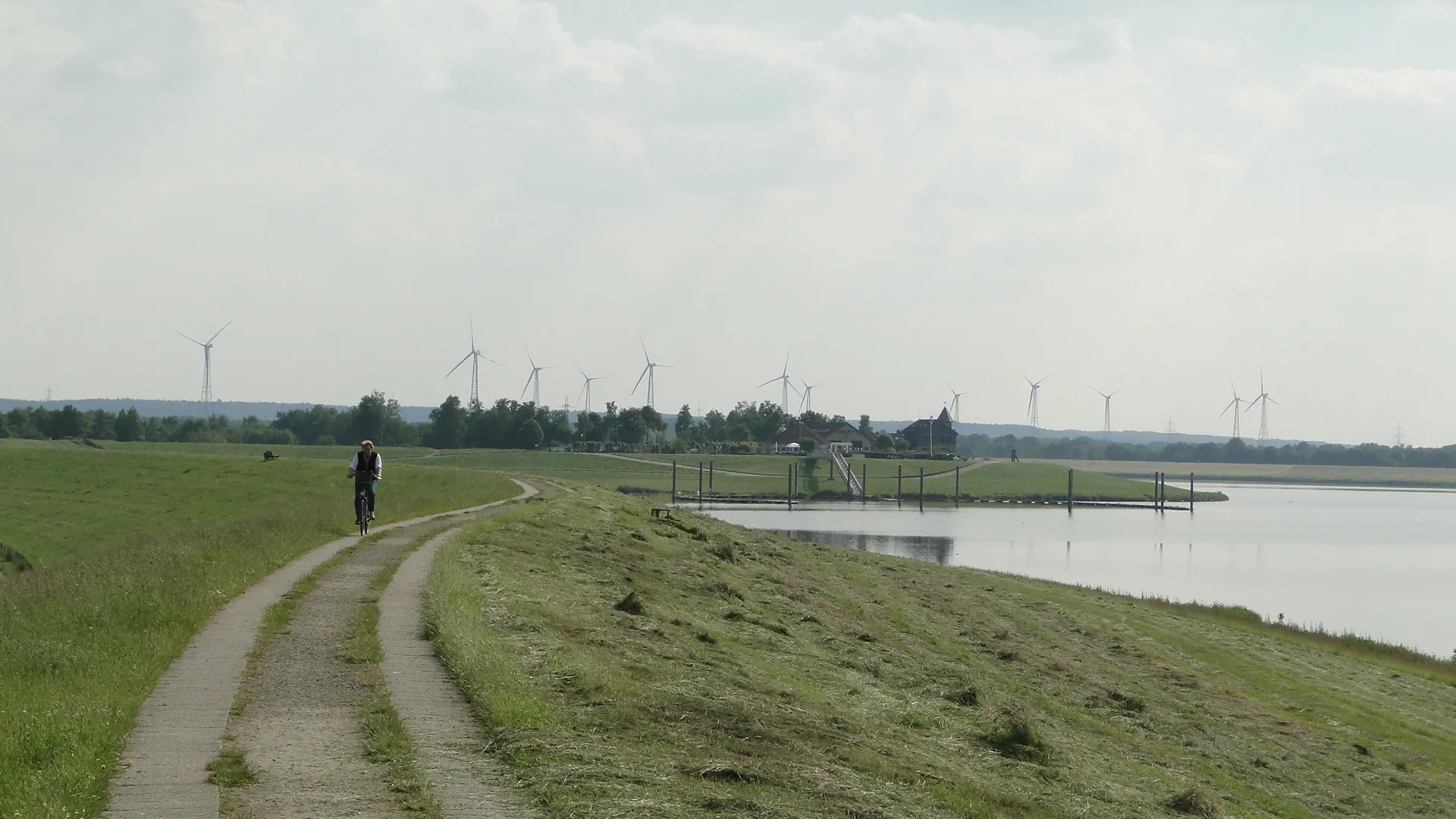 Photo showing: Auf der Deichkrone führt ein ca. 8 km langer Rundweg um den Alfsee herum.