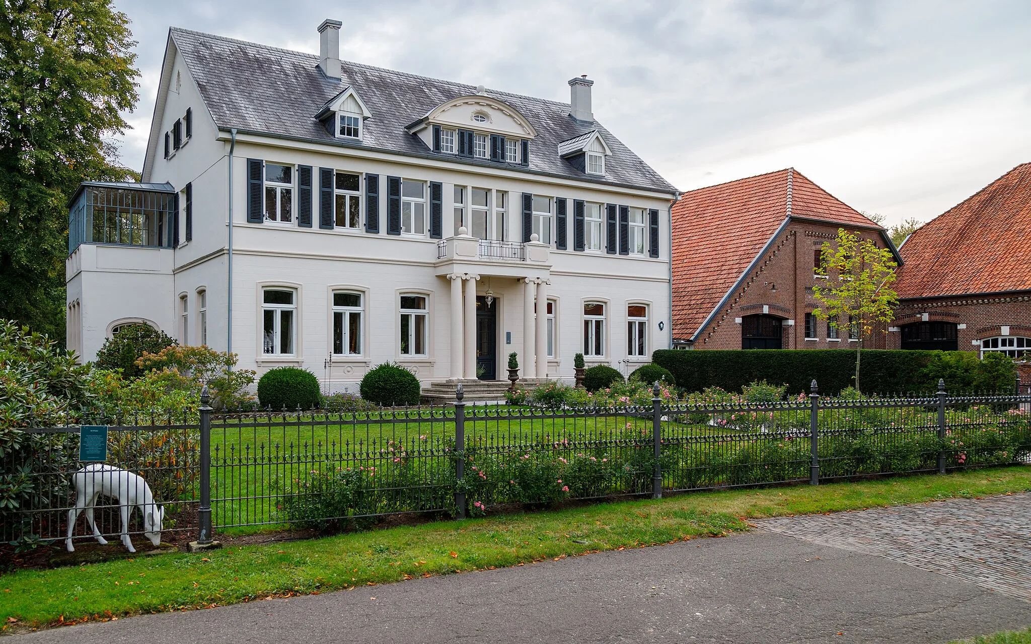 Photo showing: Manor house and farm buildings of the "Gut Horn" estate in Wiefelstede-Gristede, Lower Saxony