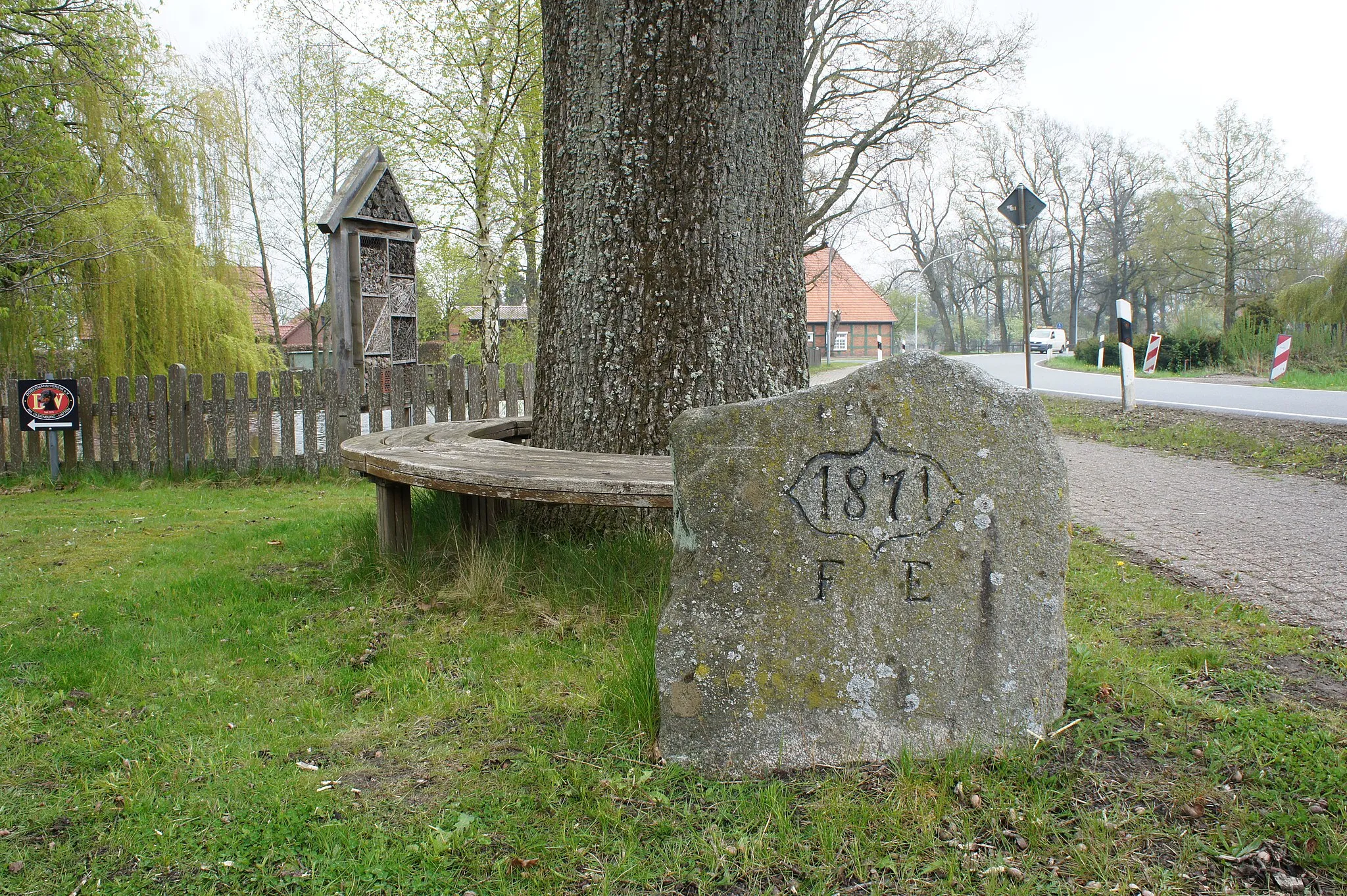 Photo showing: Friedenseiche mit Gedenkstein in Dingstede, Gemeinde Hatten, Niedersachsen