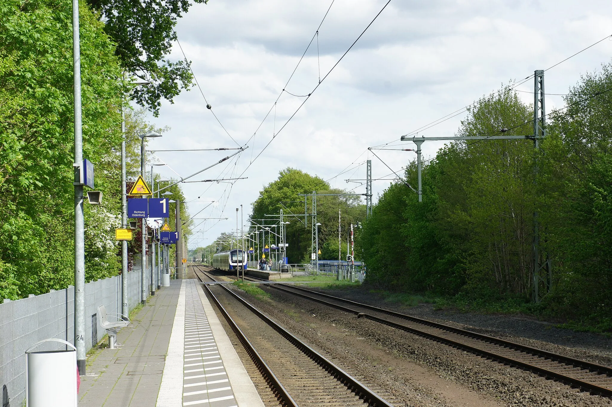 Photo showing: Railway station Wüsting. Bremen-Oldenburg railway line