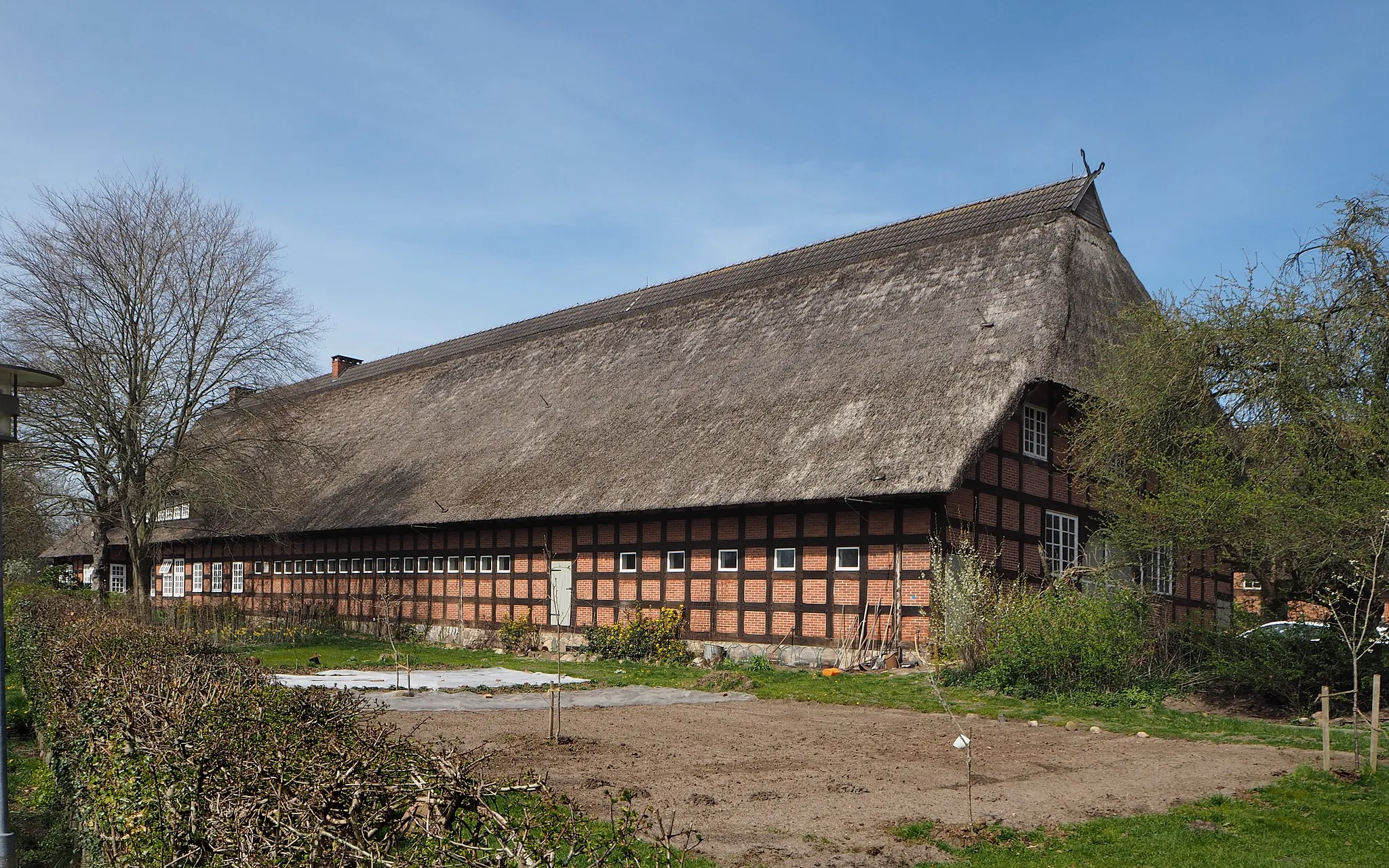 Photo showing: 27801 Dötlingen, Dorfring 8, Tabkenhof Größtes Fachhhallenhaus Nordwestdeutschlands - Länge von 58 m , Breite von 15 bzw. 17 m. Die reetgedeckte Dachfläche beträgt 1.600 m².