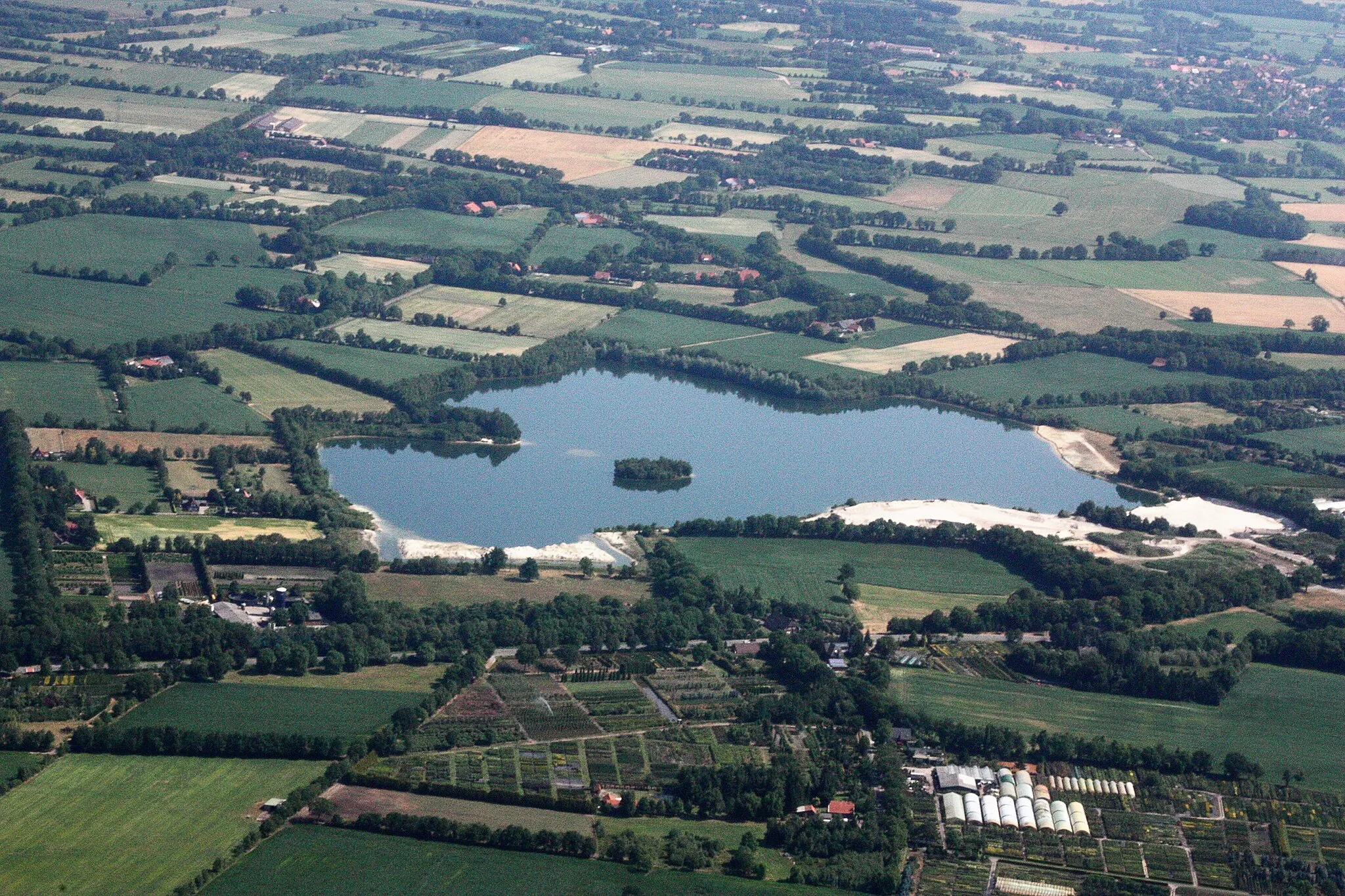 Photo showing: Luftaufnahme der Landesstraße L 24, einem See, rechts Moorburg (Westerstede) und im Hintergrund Neuengland (Westerstede) bei Westerstede; Flug von  Westerstede nach Leer; Flughöhe 1500 ft; Juli 2010; Originalfoto bearbeitet: Tonwertkorrektur und Bild geschärft mit Hochpassfilter