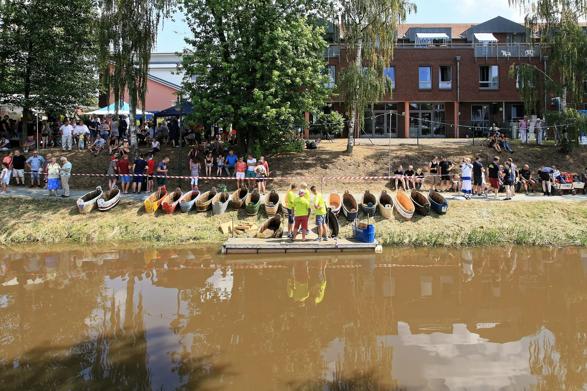 Photo showing: Waschzuberregatta auf dem Augustfehn-Kanal südlich der Brücke Osterkamp zwischen Stahlwerkstraße und Am Kanal in Augustfehn, Apen