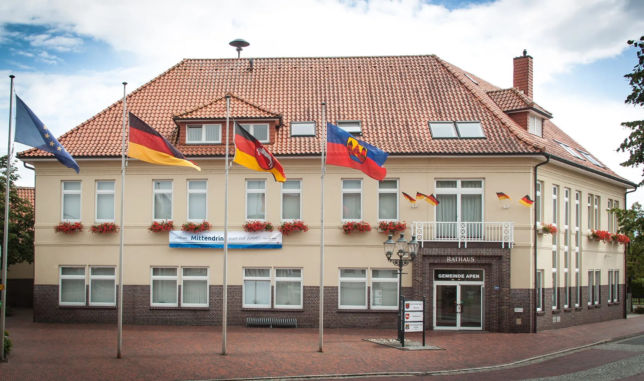 Photo showing: Das Rathaus der Gemeinde Apen mit gehissten Flaggen.