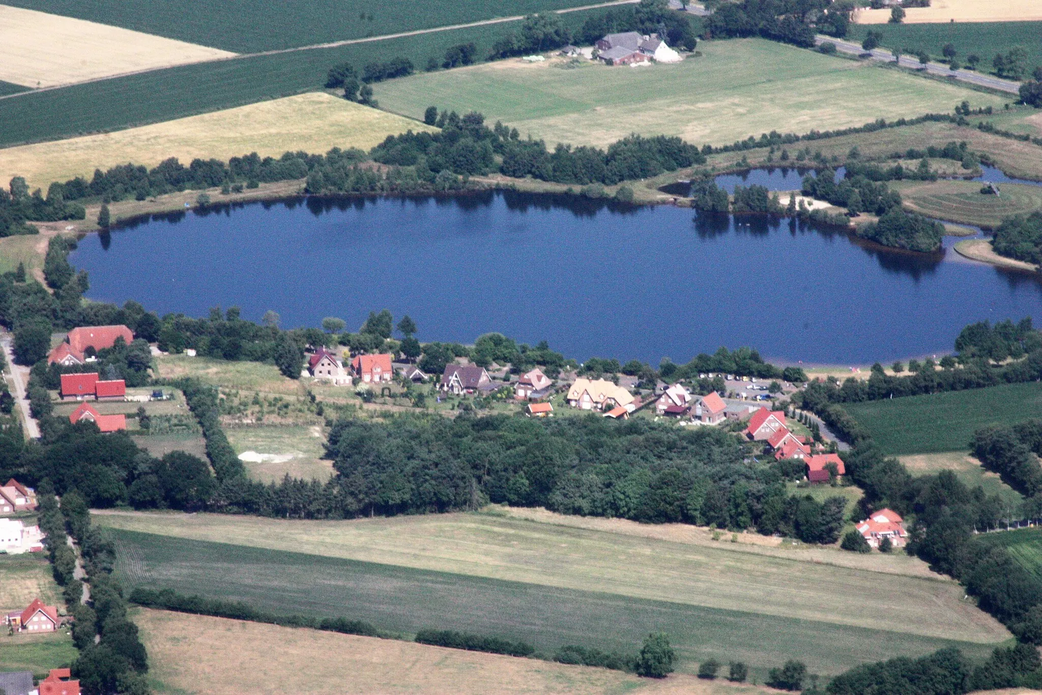 Photo showing: Luftaufnahme; Flug von  Westerstede nach Leer; Flughöhe 1500 ft; Juli 2010; Originalfoto bearbeitet: Tonwertkorrektur und Bild geschärft mit Hochpassfilter