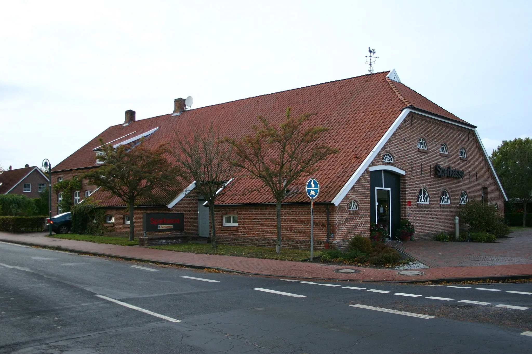 Photo showing: New function for an old Gulf farmhouse: In Hollen in the municipality of Uplengen, the building is being used by a local bank. Lower Saxony, Germany