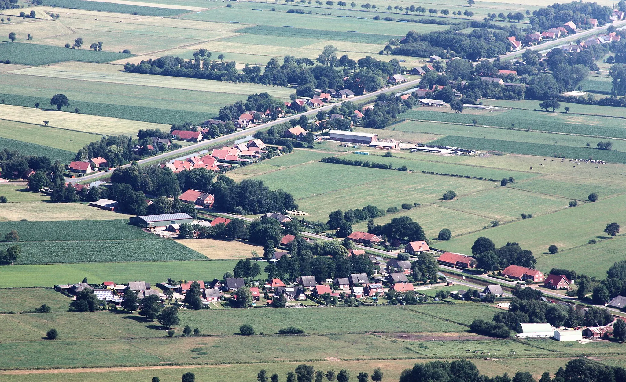 Photo showing: Luftaufnahme; Flug von  Westerstede nach Leer; Flughöhe 1500 ft; Juli 2010; Originalfoto bearbeitet: Tonwertkorrektur und Bild geschärft mit Hochpassfilter