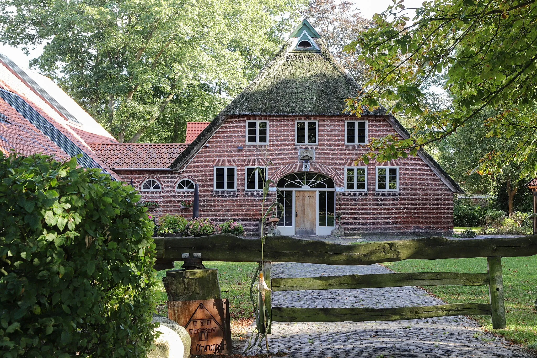 Photo showing: Westerstede-Ocholt, Osterfeld 3: Wohn- und Wirtschaftsgebäude, offenbar nicht mehr (vornehmlich) landwirtschaftlich genutzt.