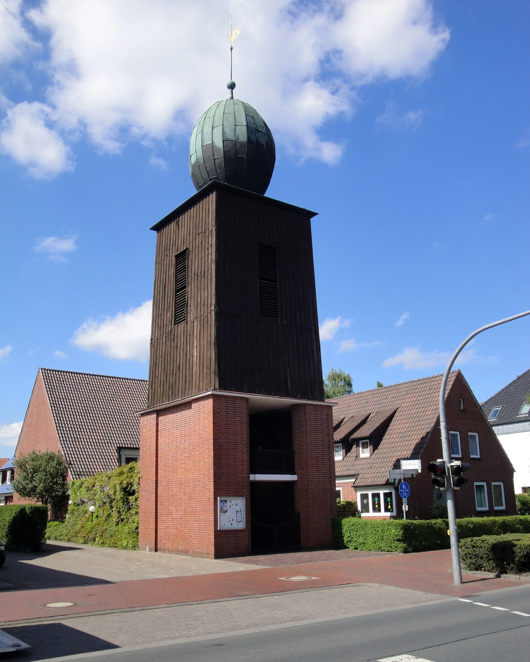 Photo showing: Evangelische Pauluskirche mit Glockenturm und Pfarrhaus in Ocholt