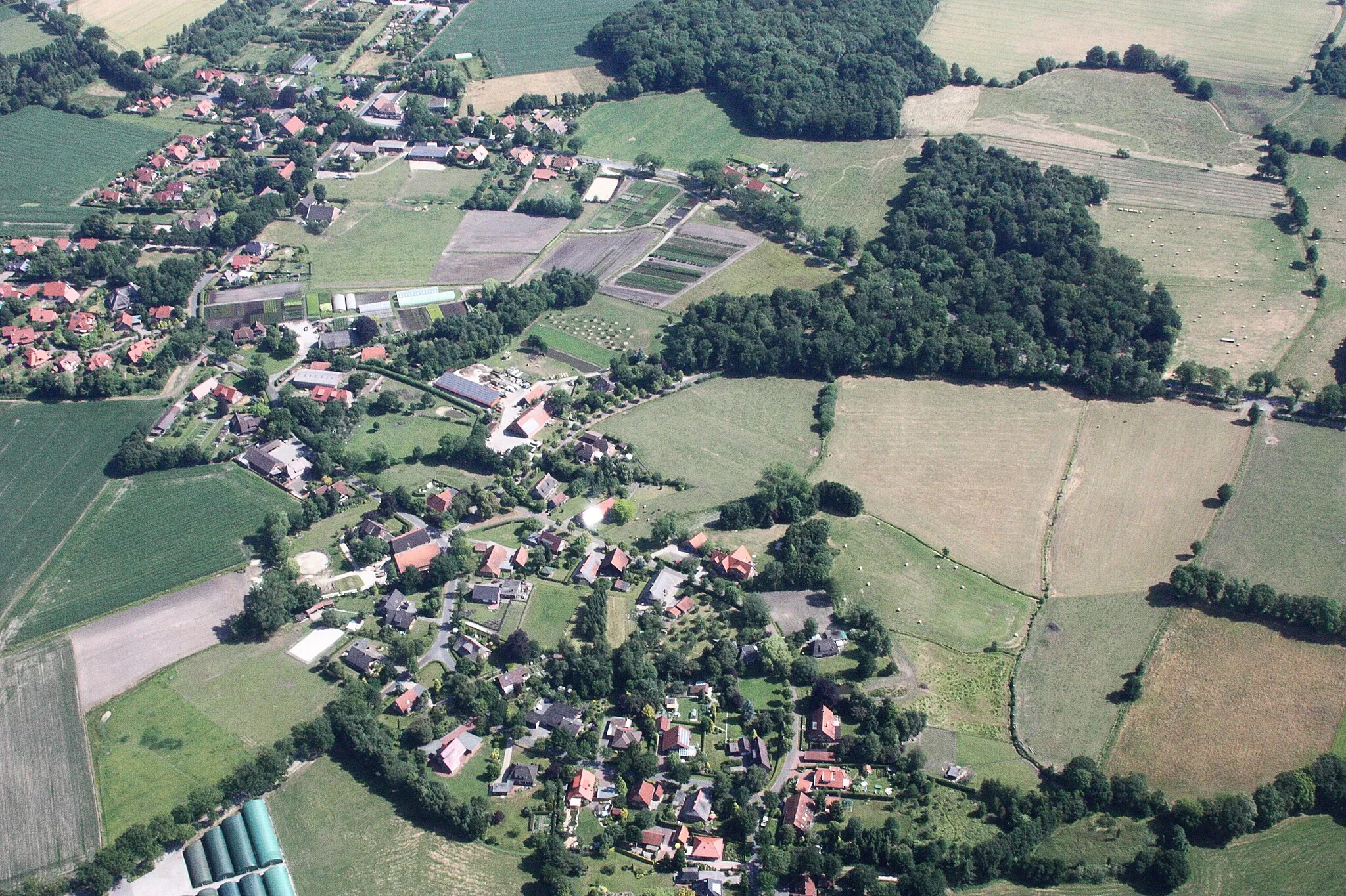 Photo showing: Luftaufnahme von Hollwege bei Westerstede mit Landschaftsschutzgebiet Liebfrauenbusch; Flug von  Westerstede nach Leer; Flughöhe 1500 ft; Juli 2010; Originalfoto bearbeitet: Tonwertkorrektur und Bild geschärft mit Hochpassfilter