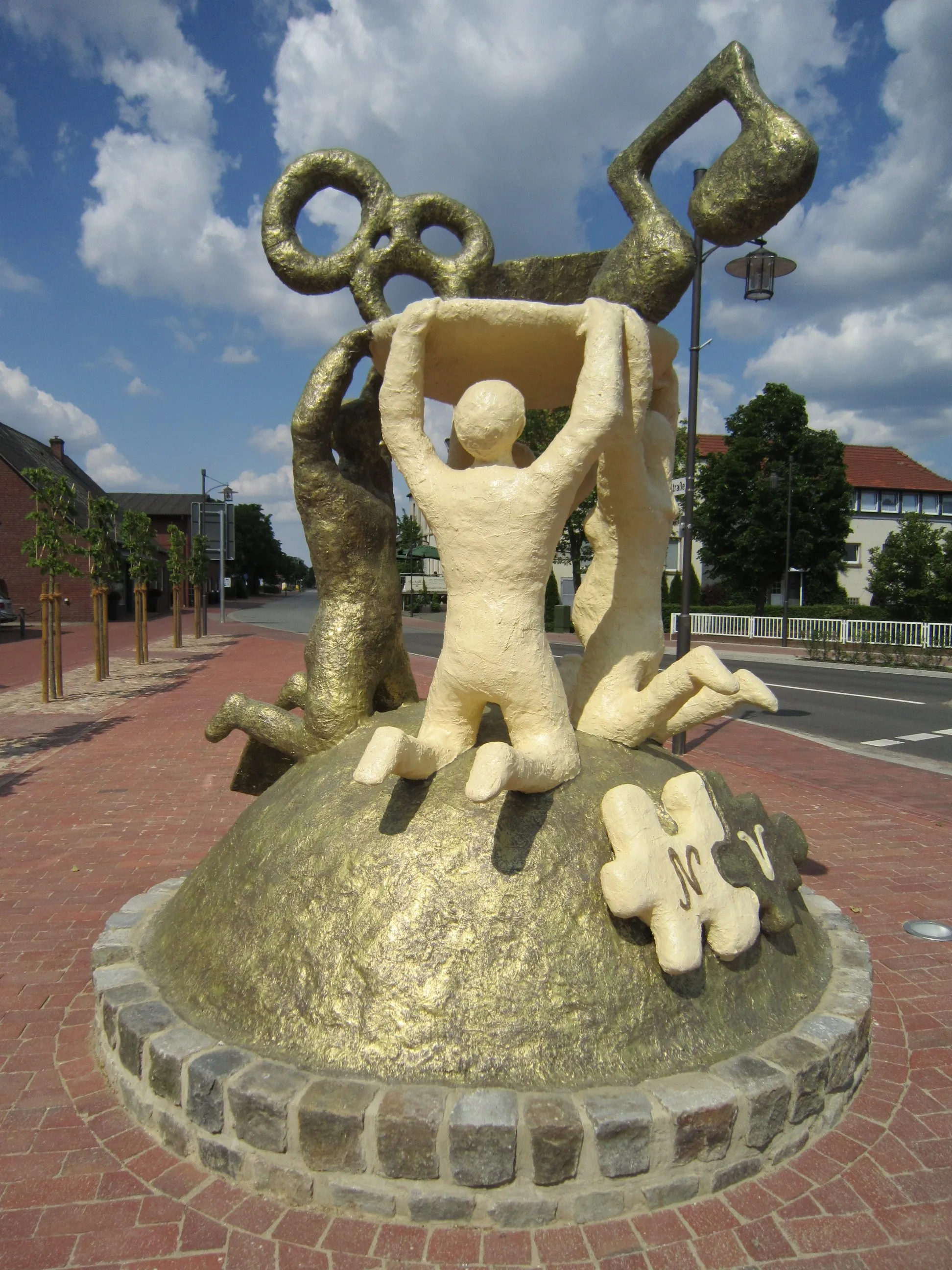 Photo showing: Sculpure "Wir für uns" in Neuenkirchen (Oldenburg)