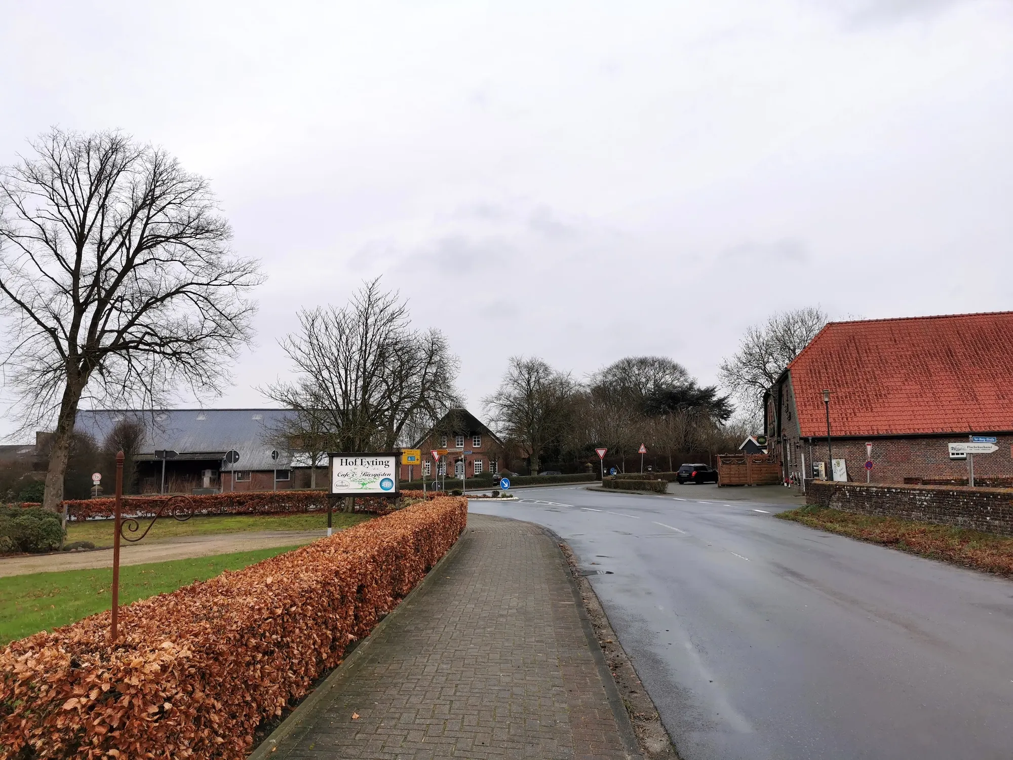 Photo showing: Zentrale Kreuzung Wilhelmshavener Straße/Rahlinger Straße in Jeringhave, Ortsteil von Varel, Friesland