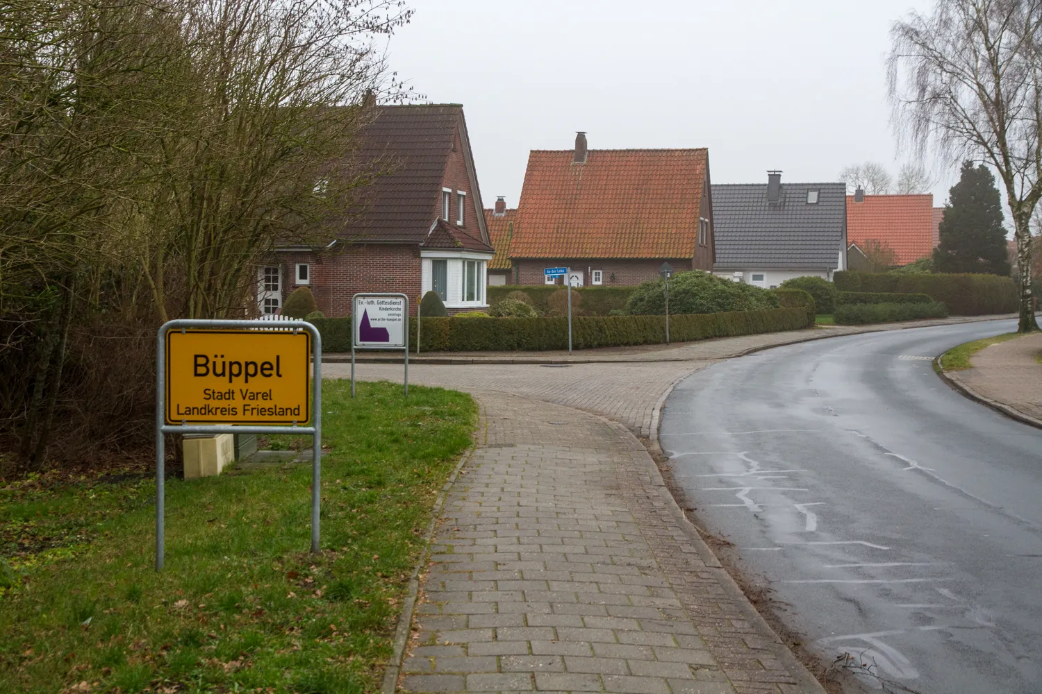 Photo showing: Ortseingang von Büppel am Büppeler Weg aus Richtung Varel kommend. Kurz dahinter beginnt die Bürgemeister-Osterloh-Straße.