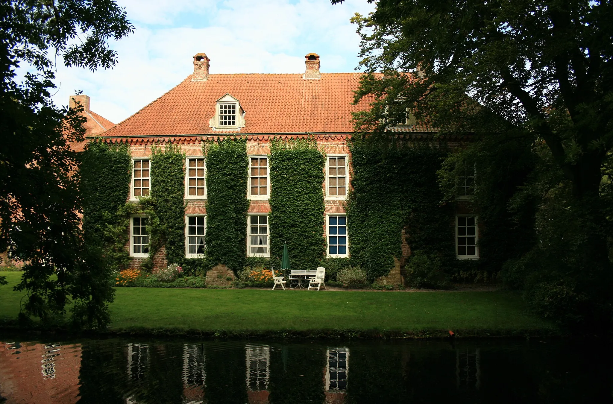 Photo showing: Rückansicht der Osterburg in Groothusen