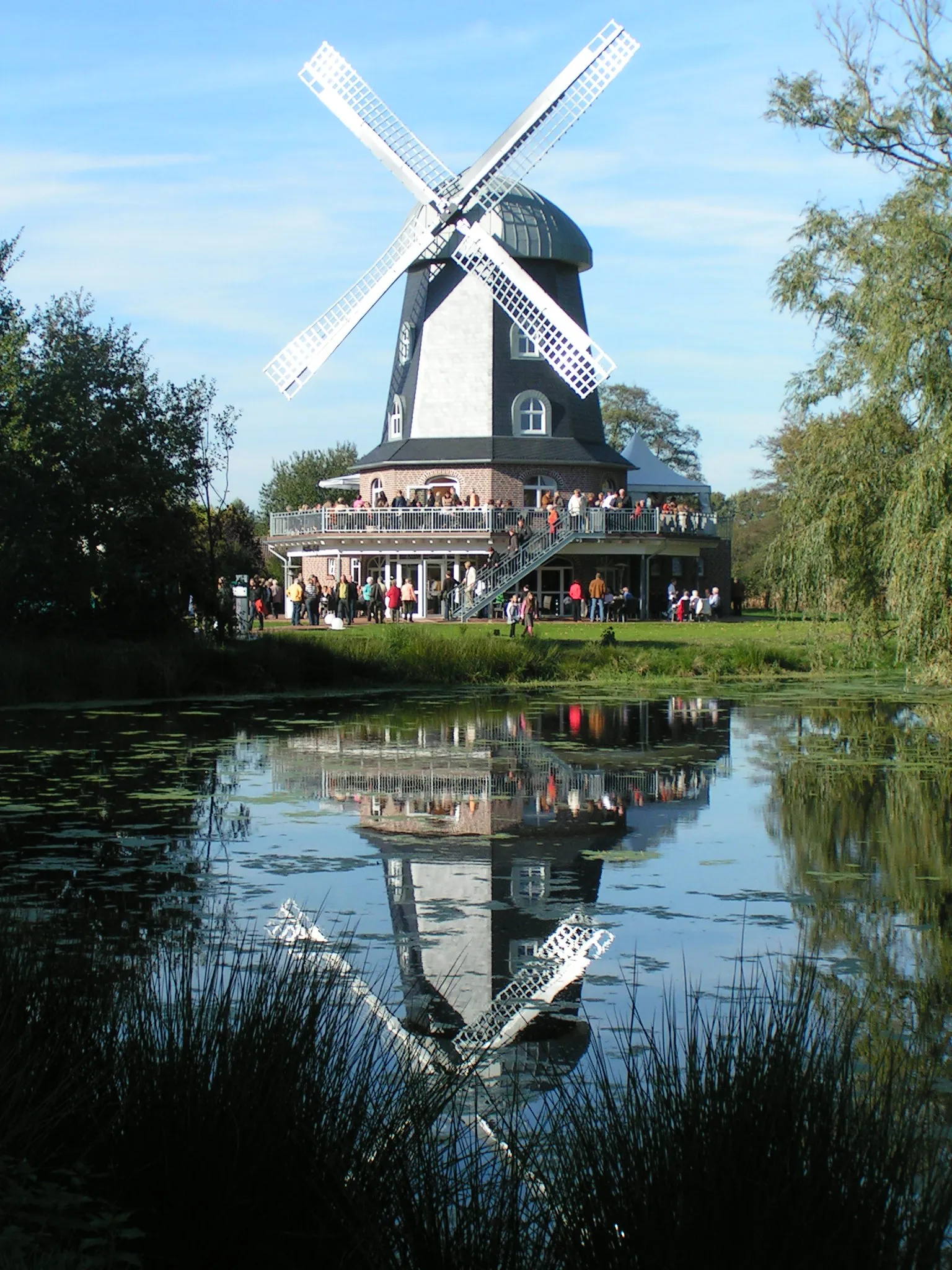 Photo showing: 2007 rekonstruierte Spredaer Windmühle (Galerieholländer), genutzt als Mühlencafé. Station der Niedersächsischen Mühlenstraße